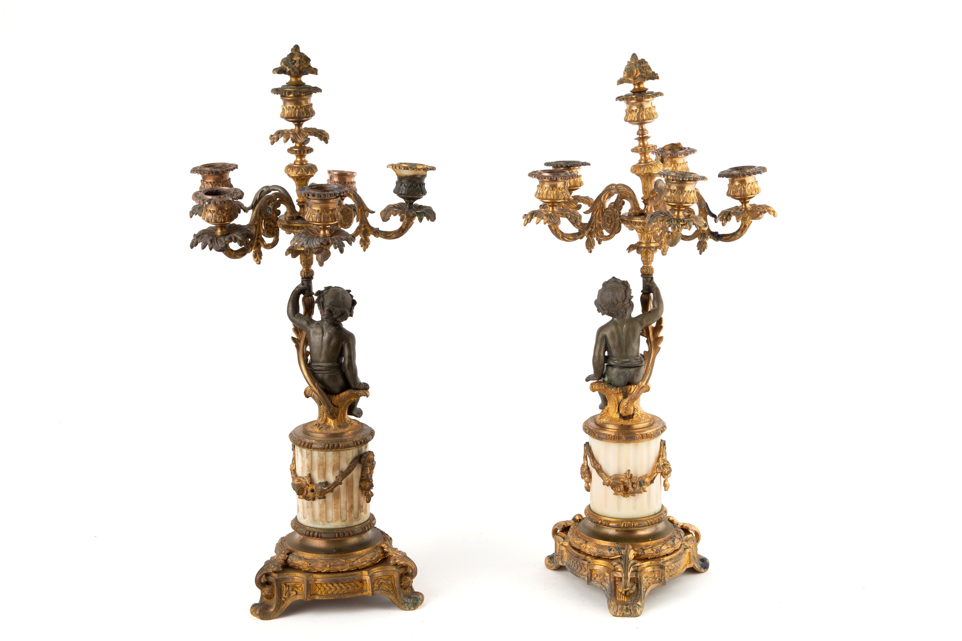Coppia di candelabri con putti reggi fiamma, bronzo dorato e marmo bianco, XIX secolo