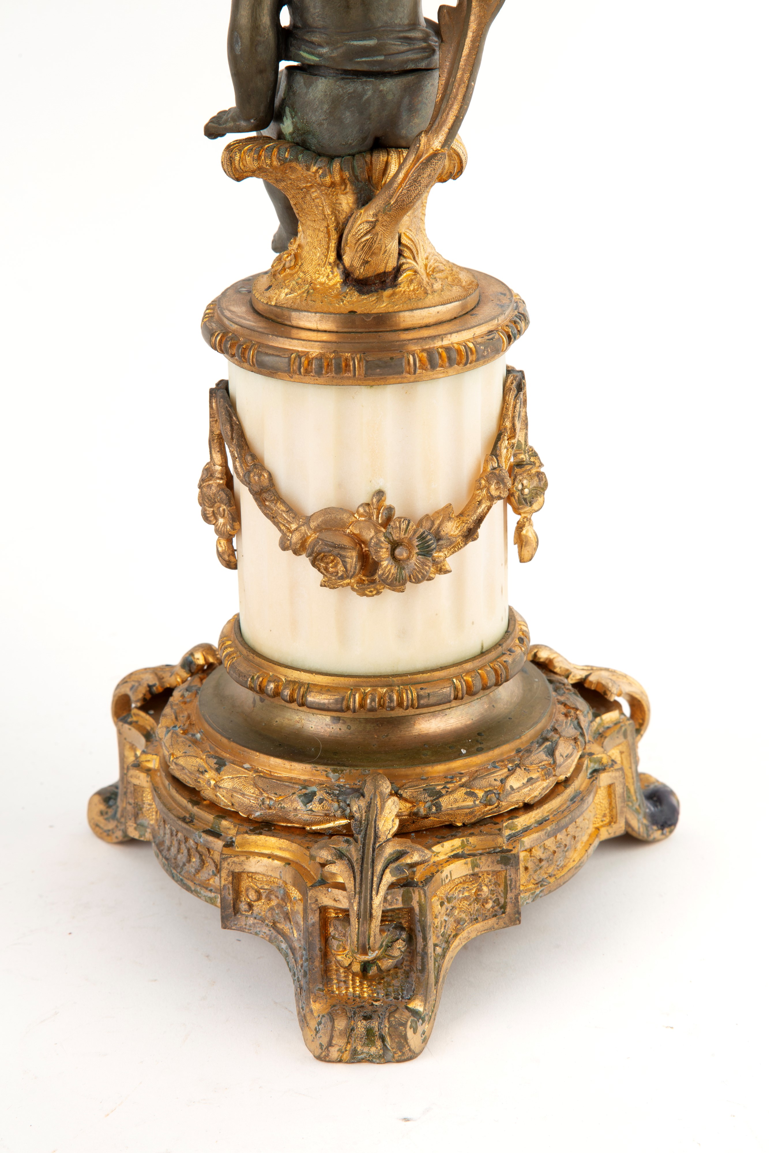 Coppia di candelabri con putti reggi fiamma, bronzo dorato e marmo bianco, XIX secolo