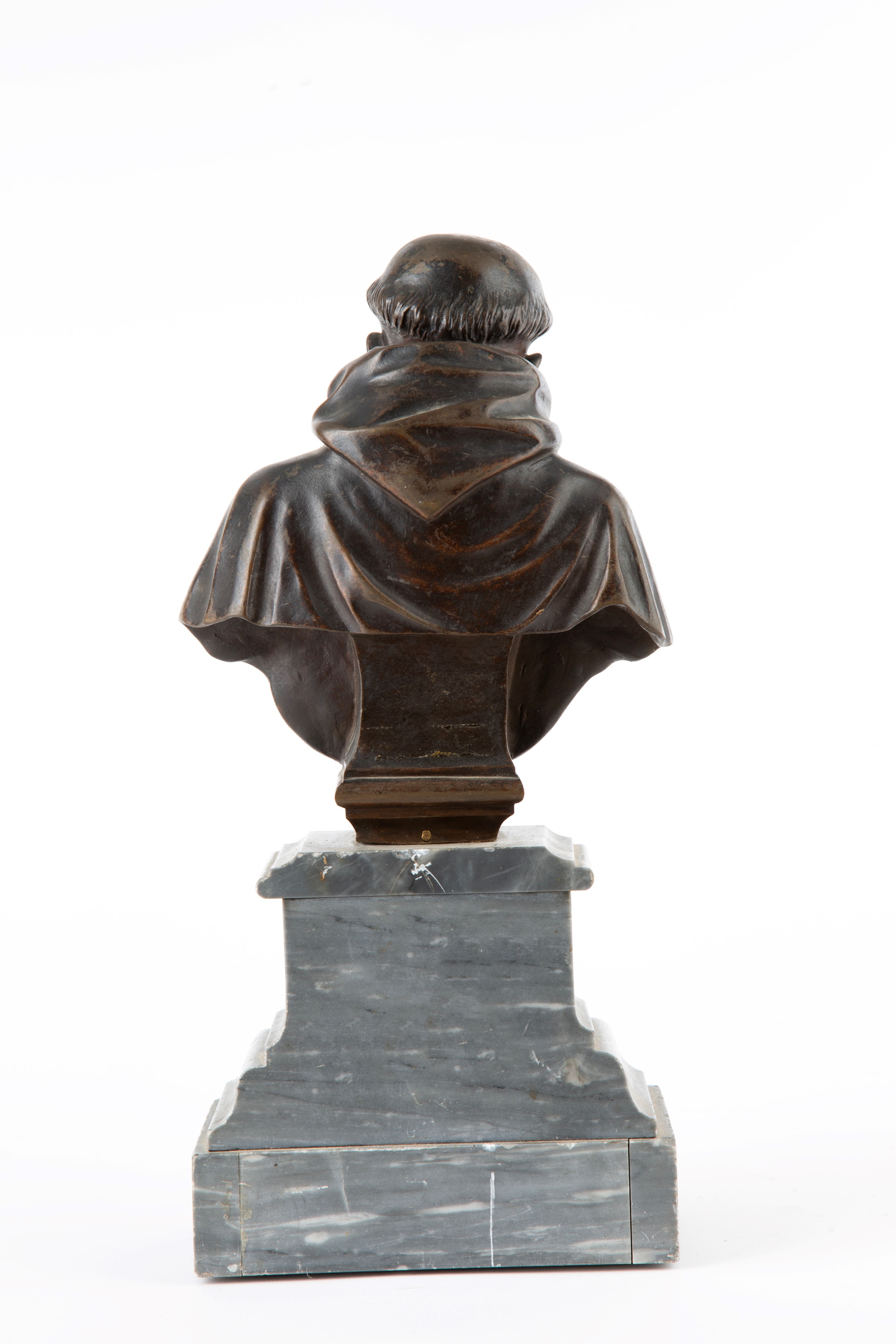 Scultura, Busto di frate in bronzo