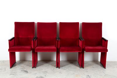 Quattro poltrone da teatro in velluto rosso