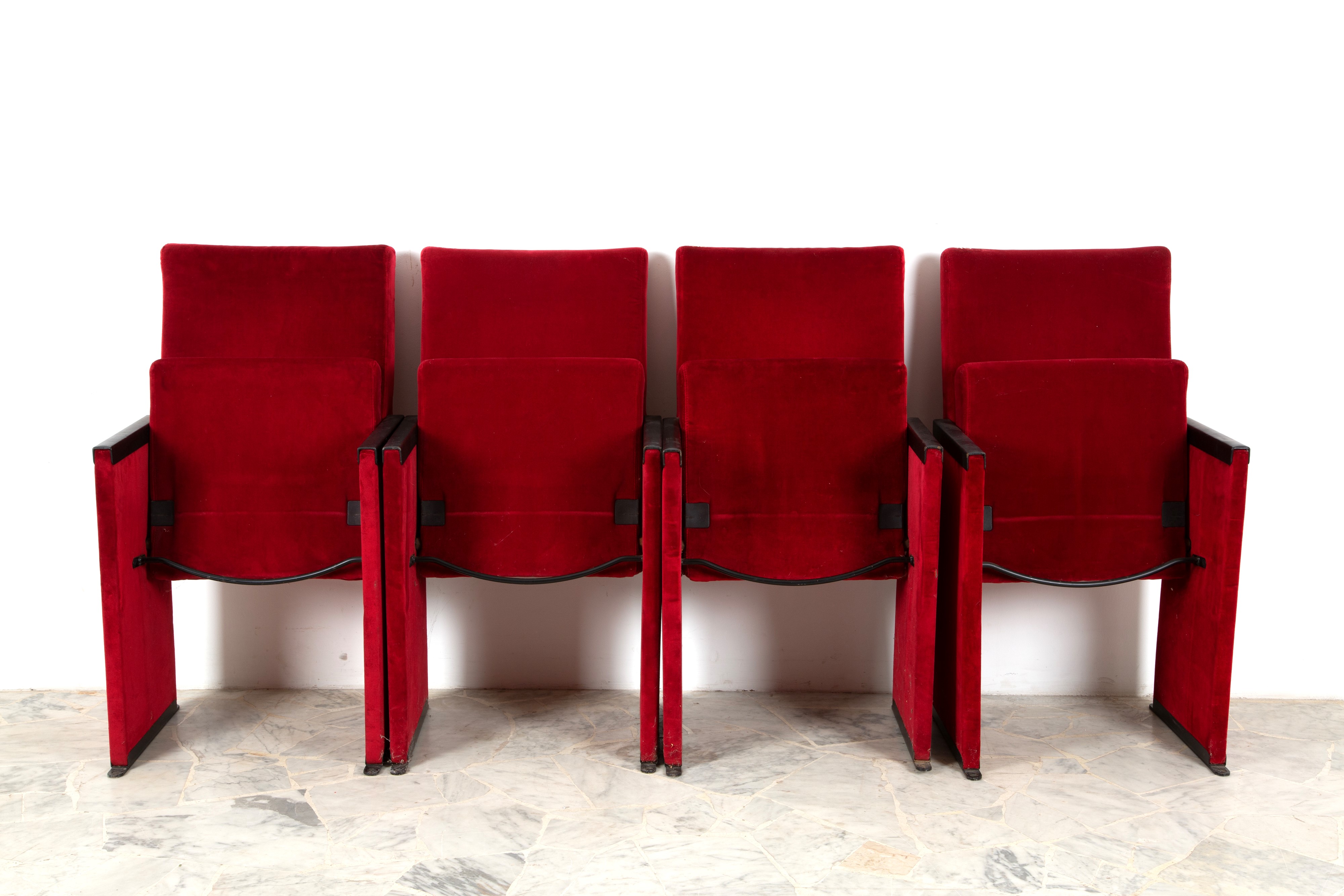 Carlo Scarpa - Quattro poltrone da teatro in velluto rosso