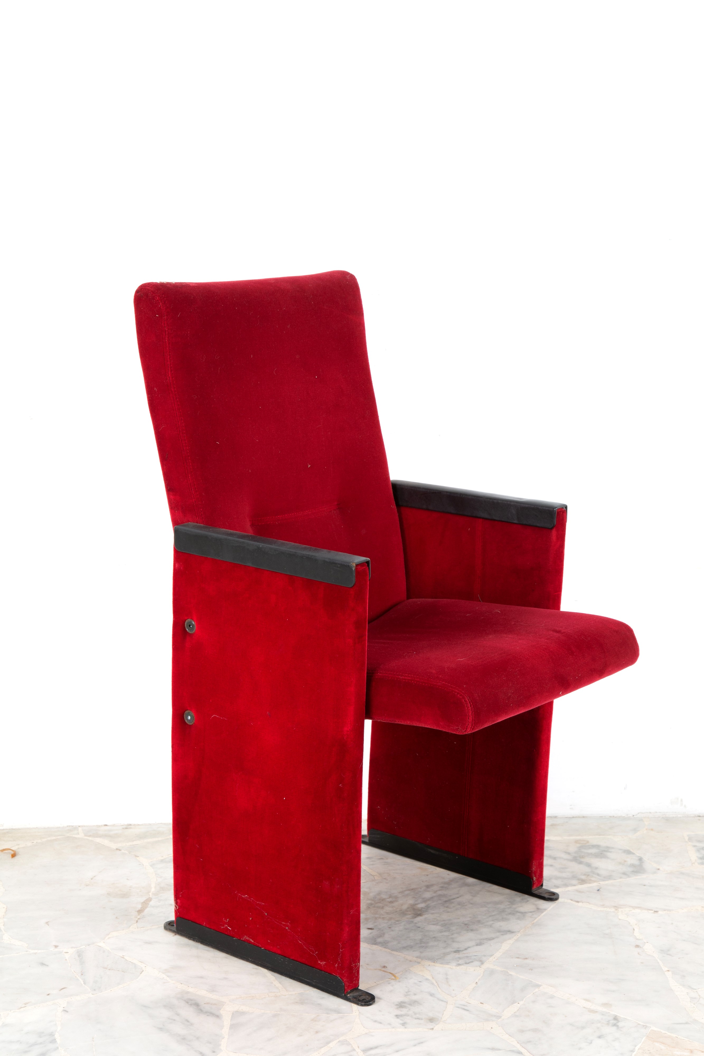 Carlo Scarpa - Quattro poltrone da teatro in velluto rosso