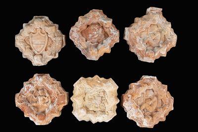 Sei mattonelle in terracotta a bordo mistilineo, raffigurazioni figurative, XIX secolo