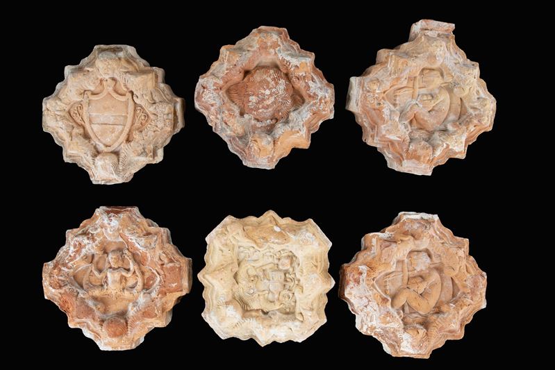 Sei mattonelle in terracotta a bordo mistilineo, raffigurazioni figurative, XIX secolo