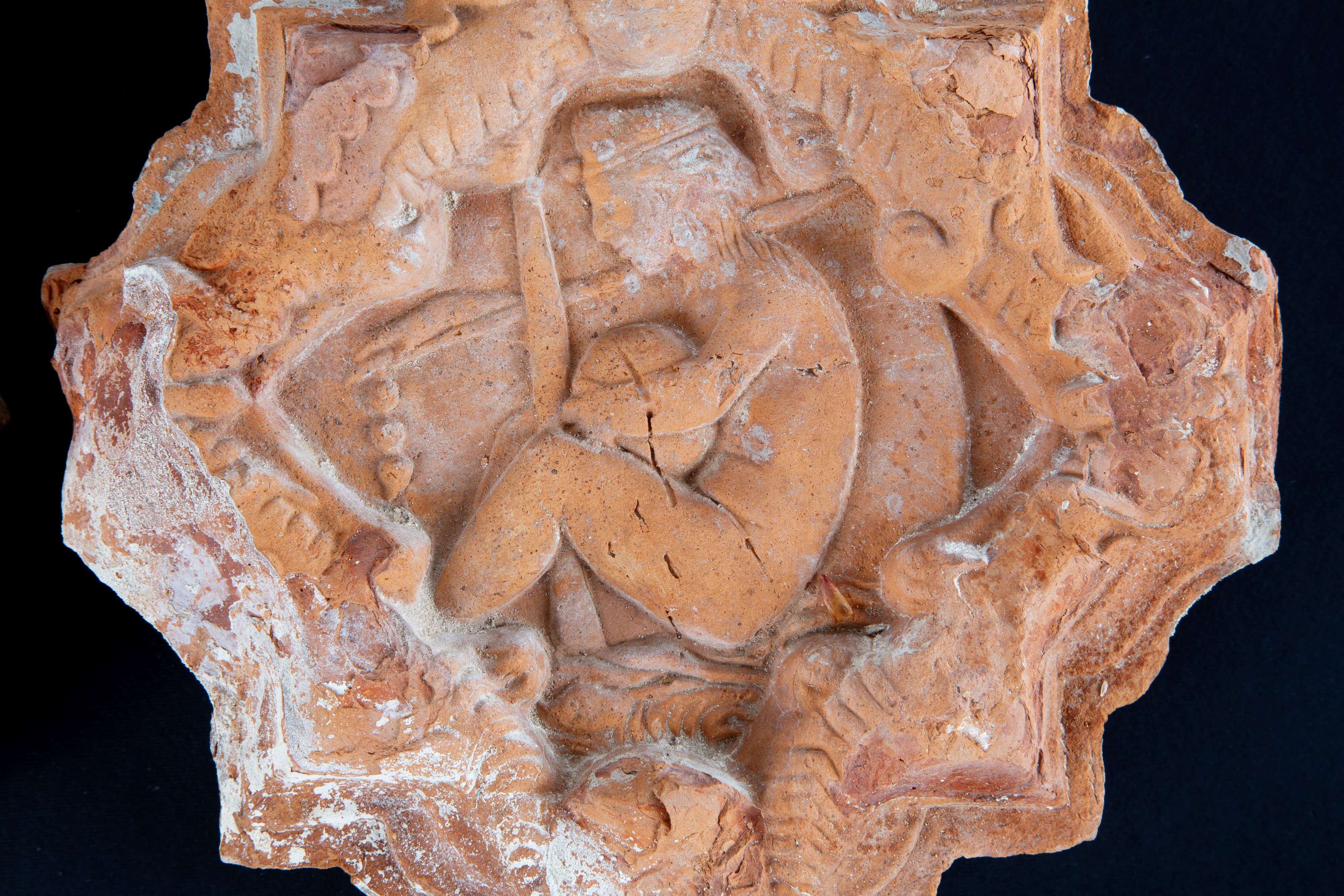 Sei mattonelle in terracotta a bordo mistilineo, raffigurazioni figurative, XIX secolo