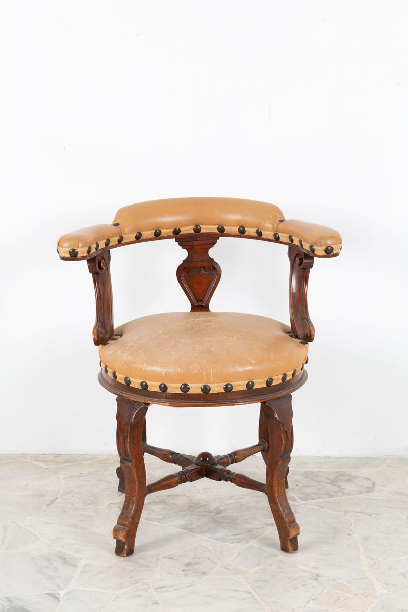 Poltroncina, legno di noce e pelle, XX secolo