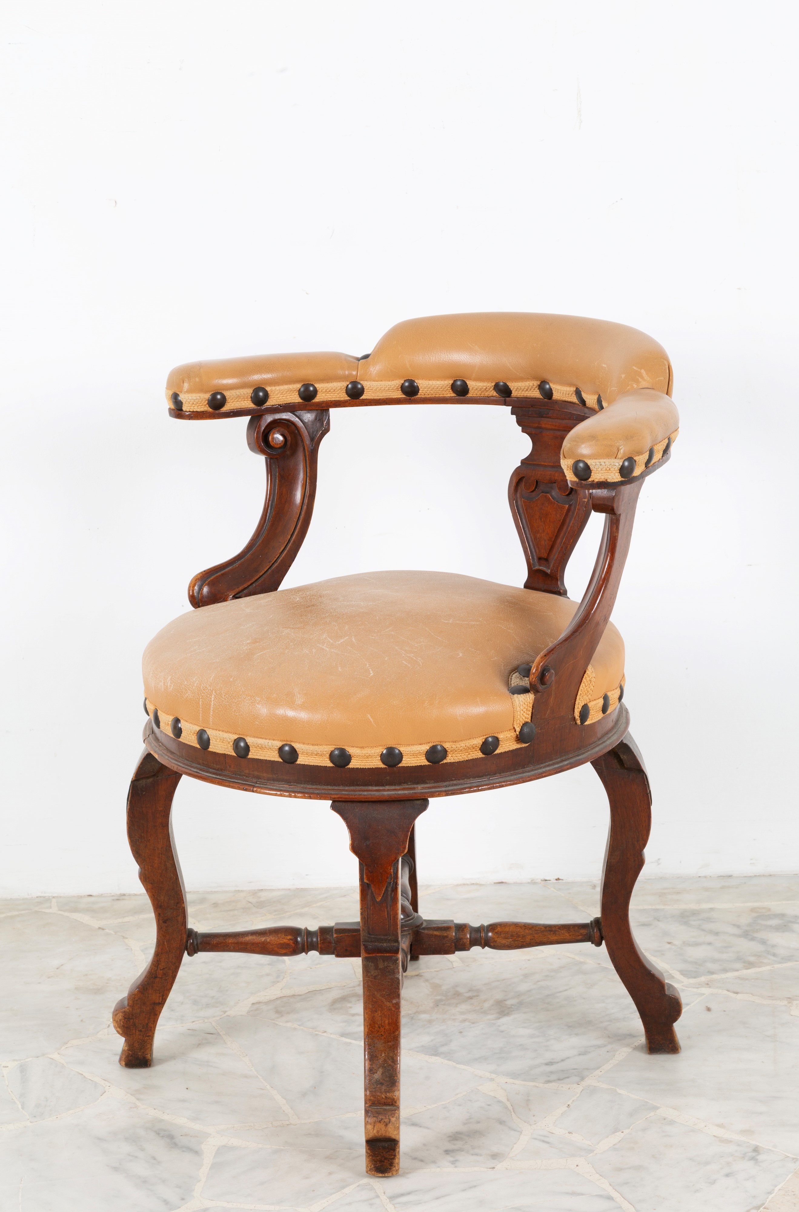 Poltroncina, legno di noce e pelle, XX secolo