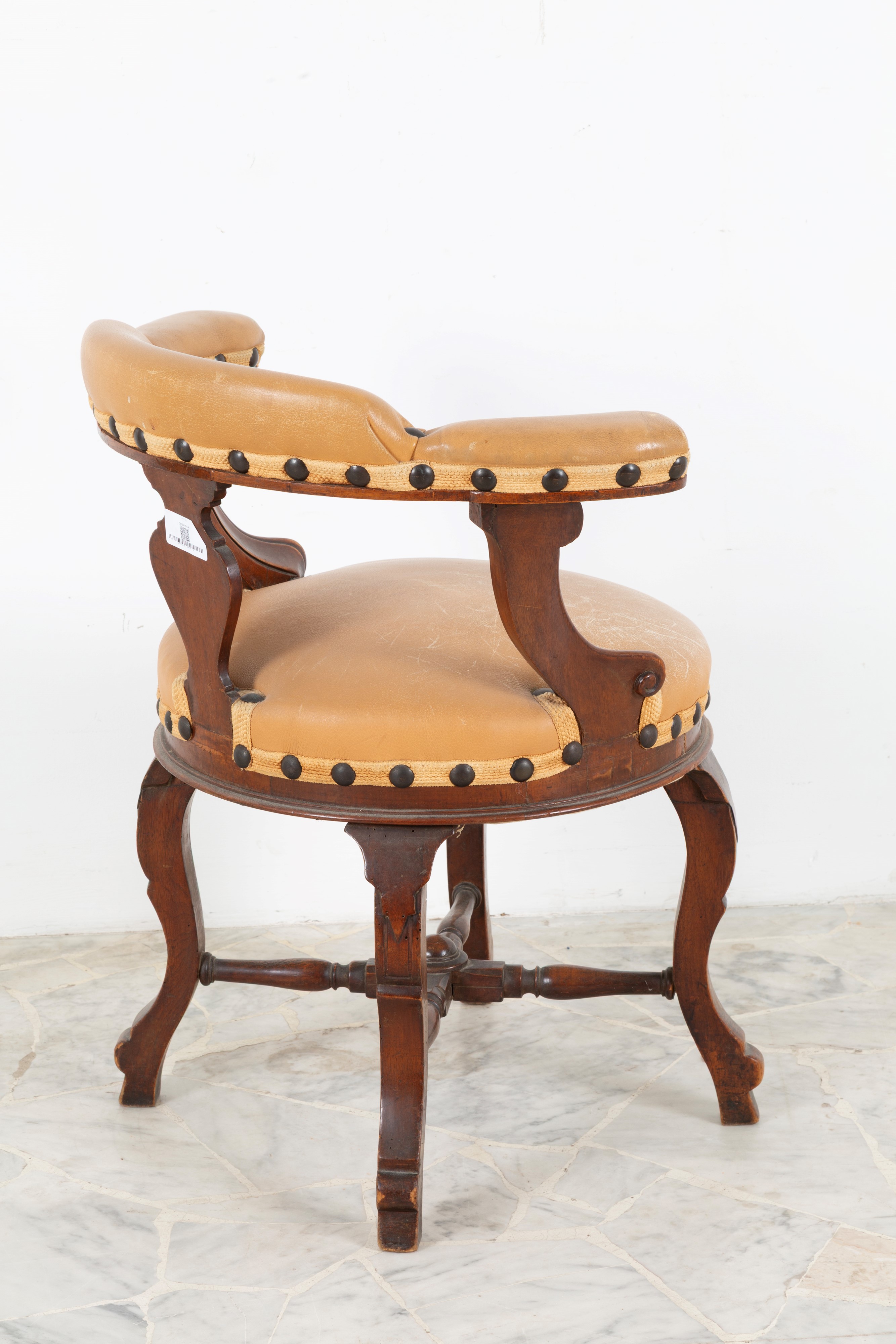Poltroncina, legno di noce e pelle, XX secolo