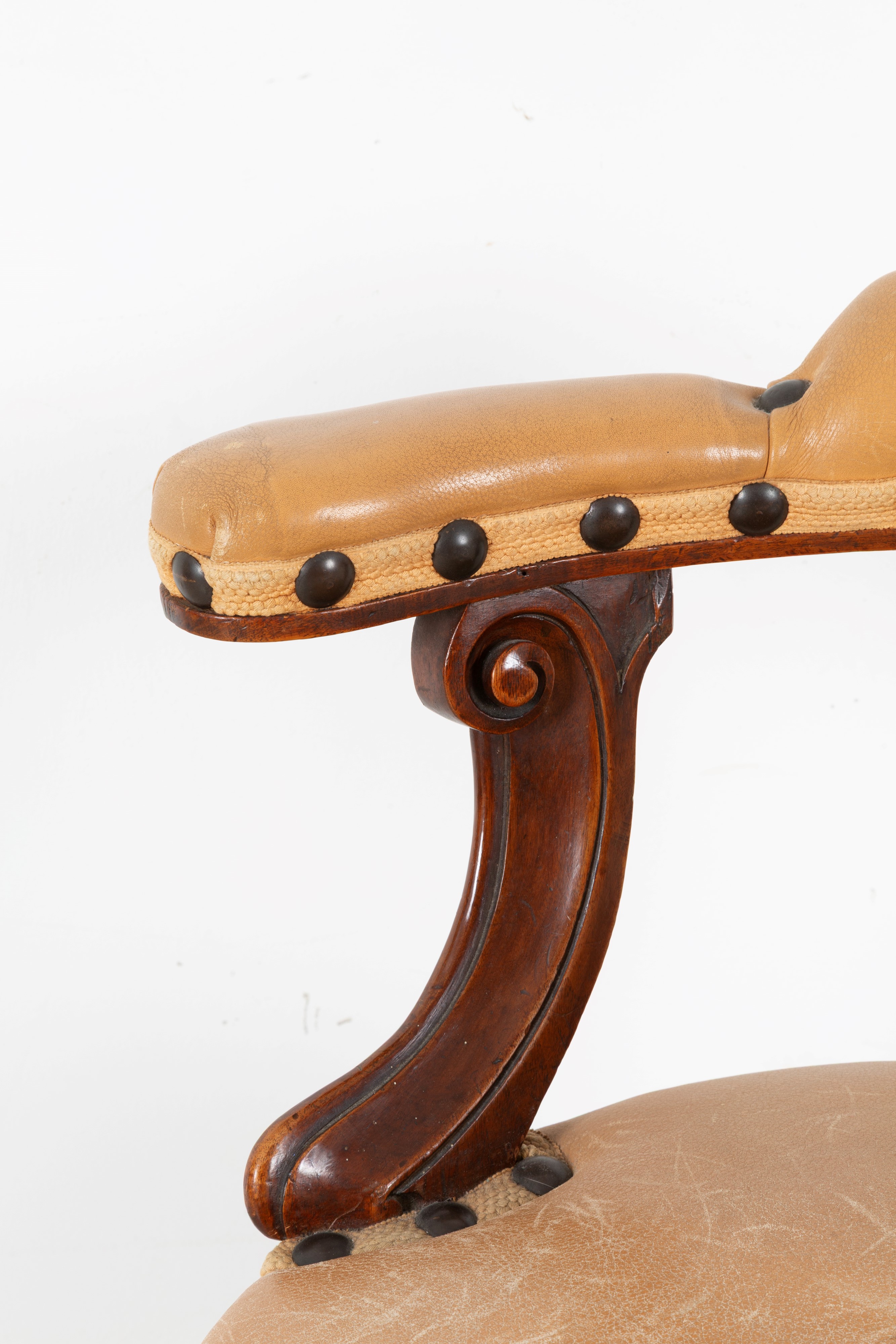 Poltroncina, legno di noce e pelle, XX secolo
