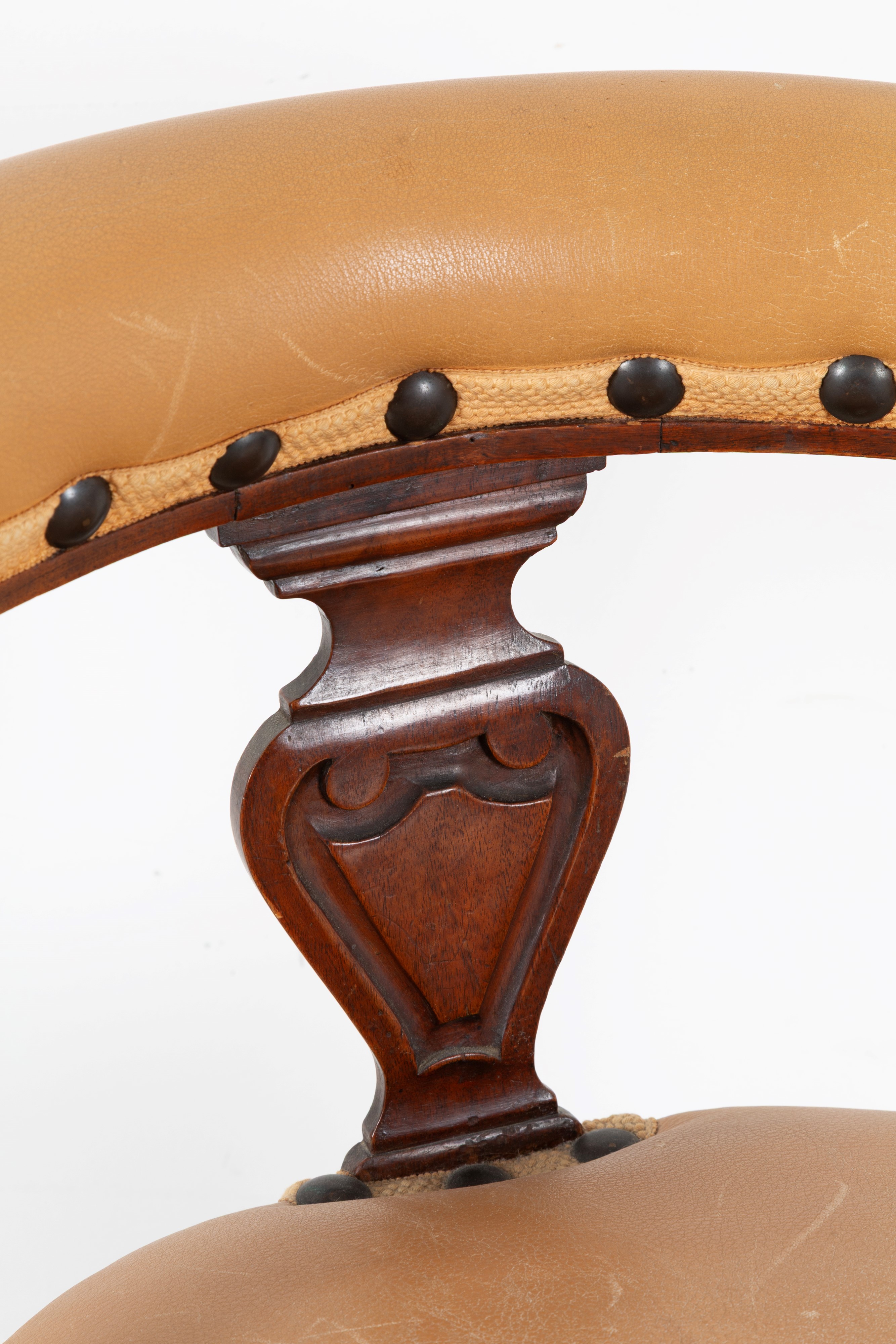 Poltroncina, legno di noce e pelle, XX secolo
