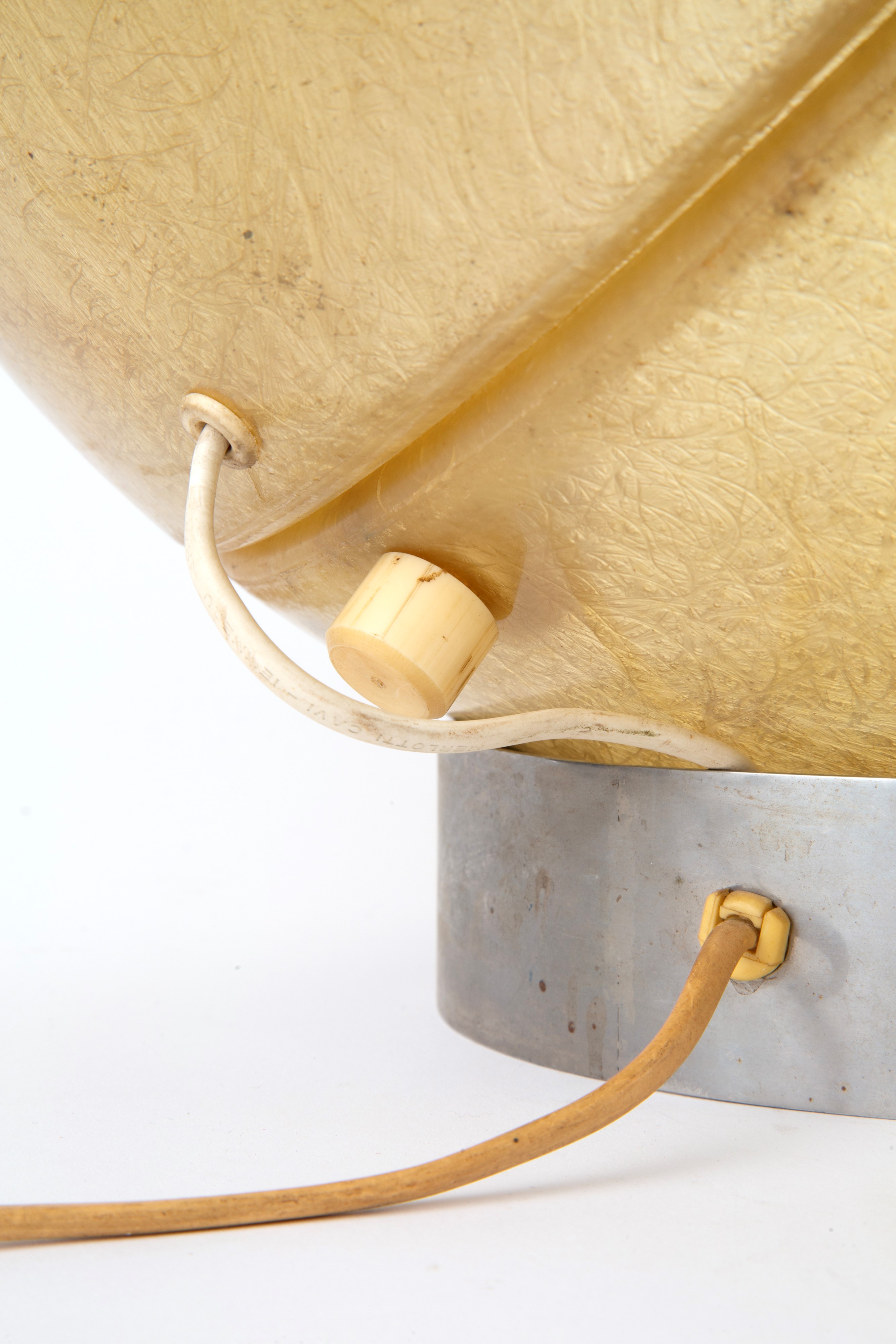 Lampada a sfera da tavolo, materiale plastico con base in acciaio cromato, anni ’70