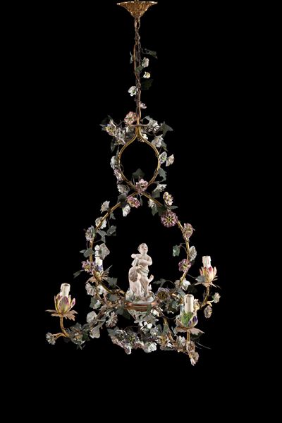 Lampadario a quattro luci, ottone, fiori e putti in porcellana policroma (XIX secolo)