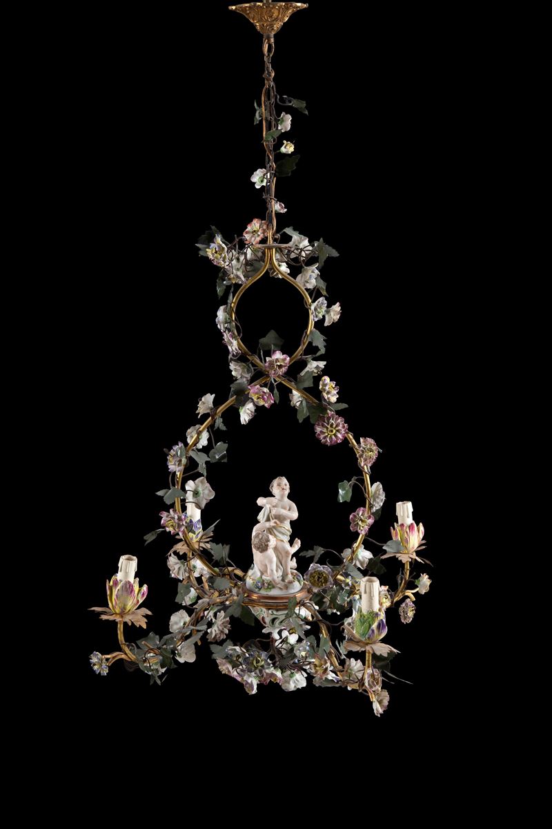 Lampadario a quattro luci, ottone, fiori e putti in porcellana policroma (XIX secolo)