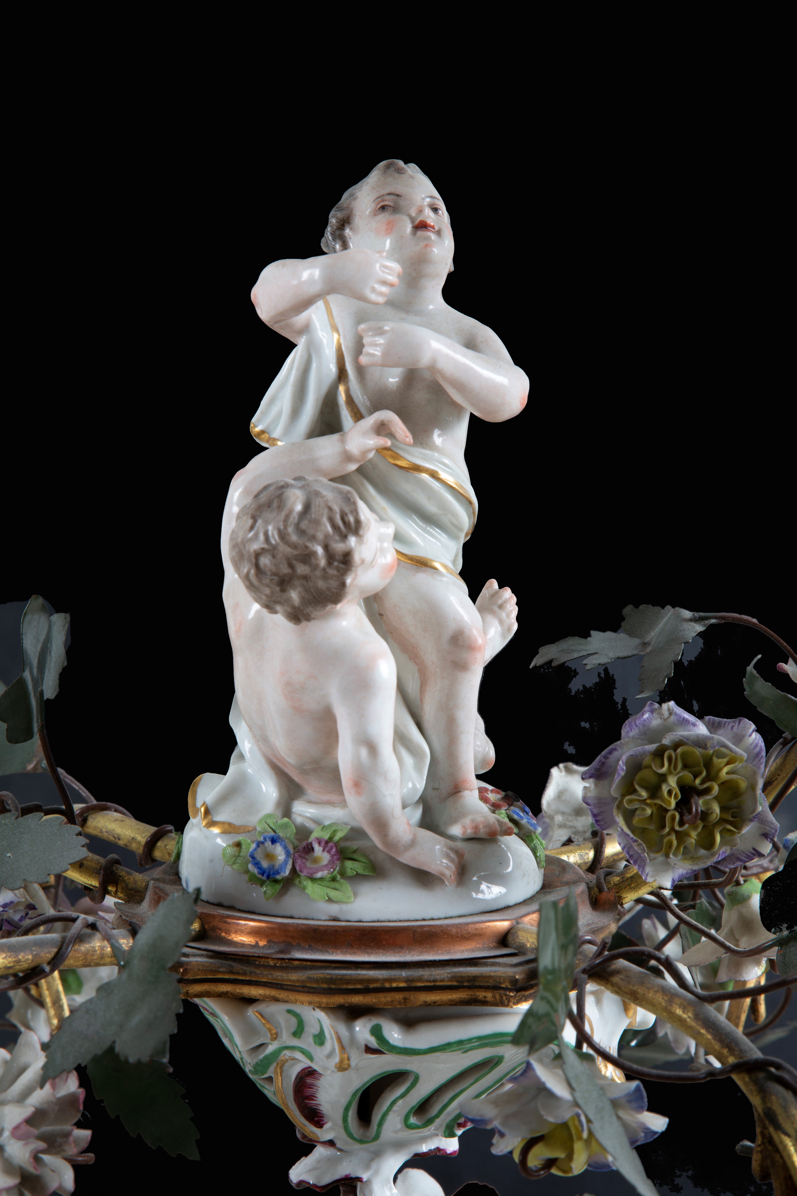 Lampadario a quattro luci, ottone, fiori e putti in porcellana policroma (XIX secolo)