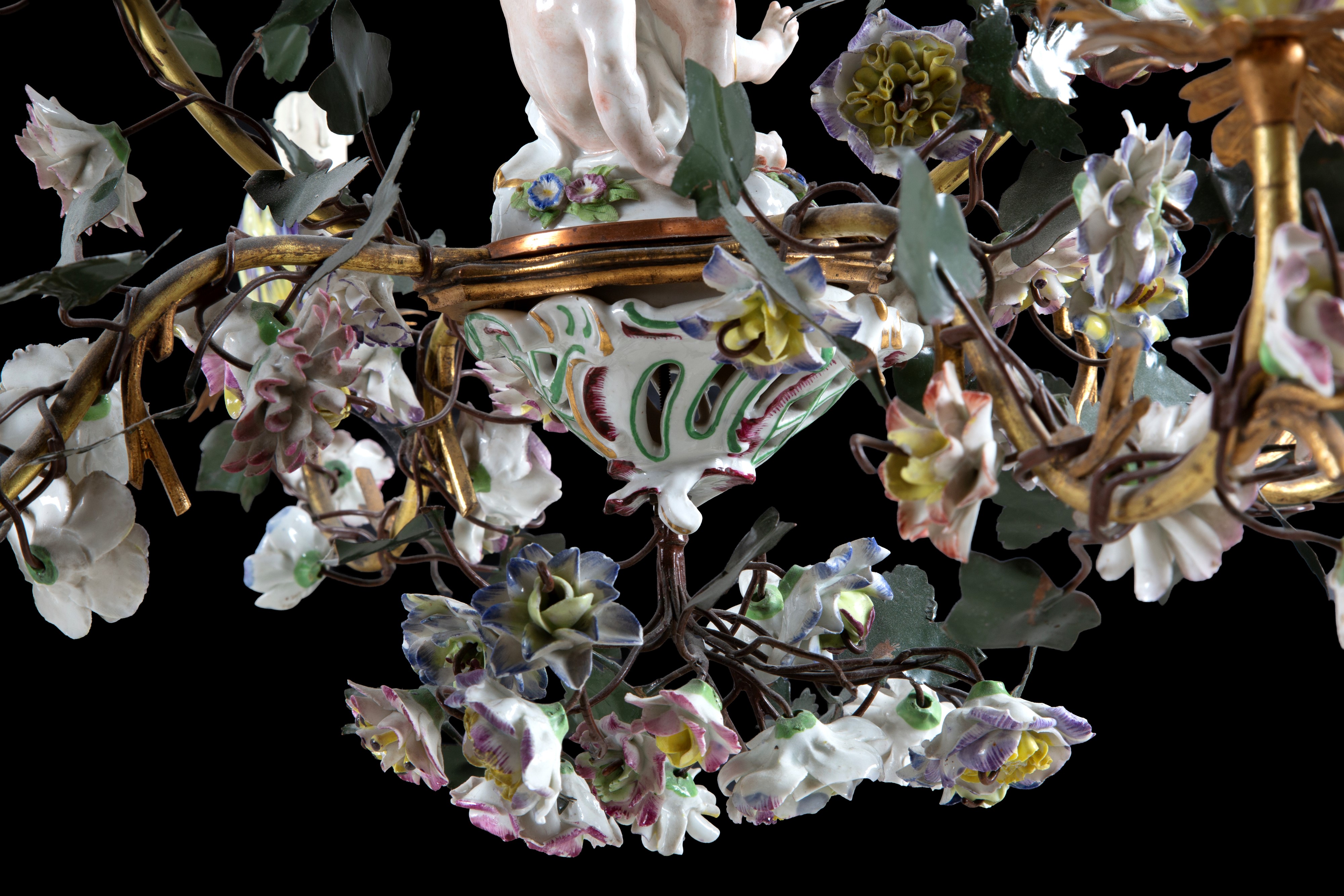 Lampadario a quattro luci, ottone, fiori e putti in porcellana policroma (XIX secolo)