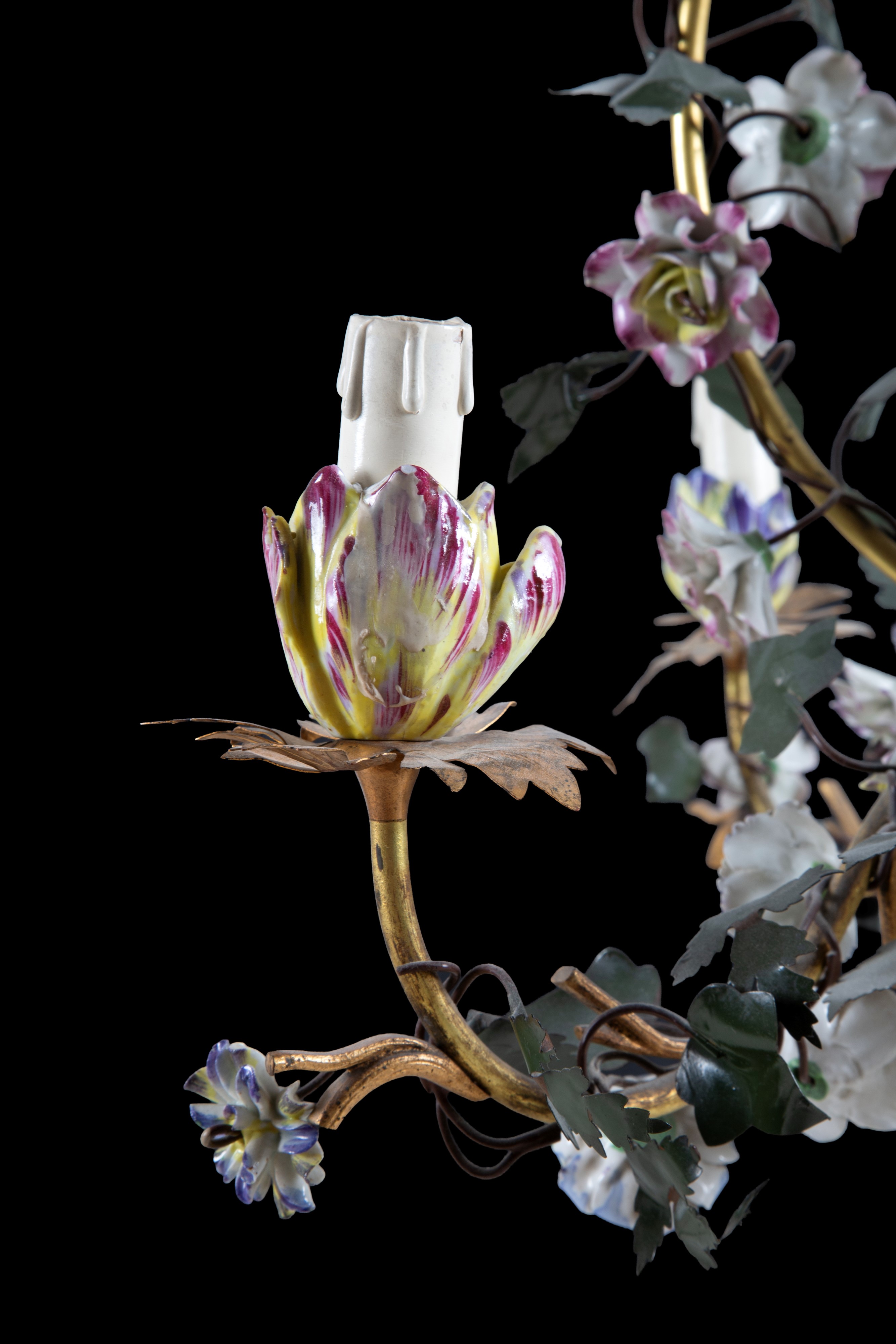 Lampadario a quattro luci, ottone, fiori e putti in porcellana policroma (XIX secolo)