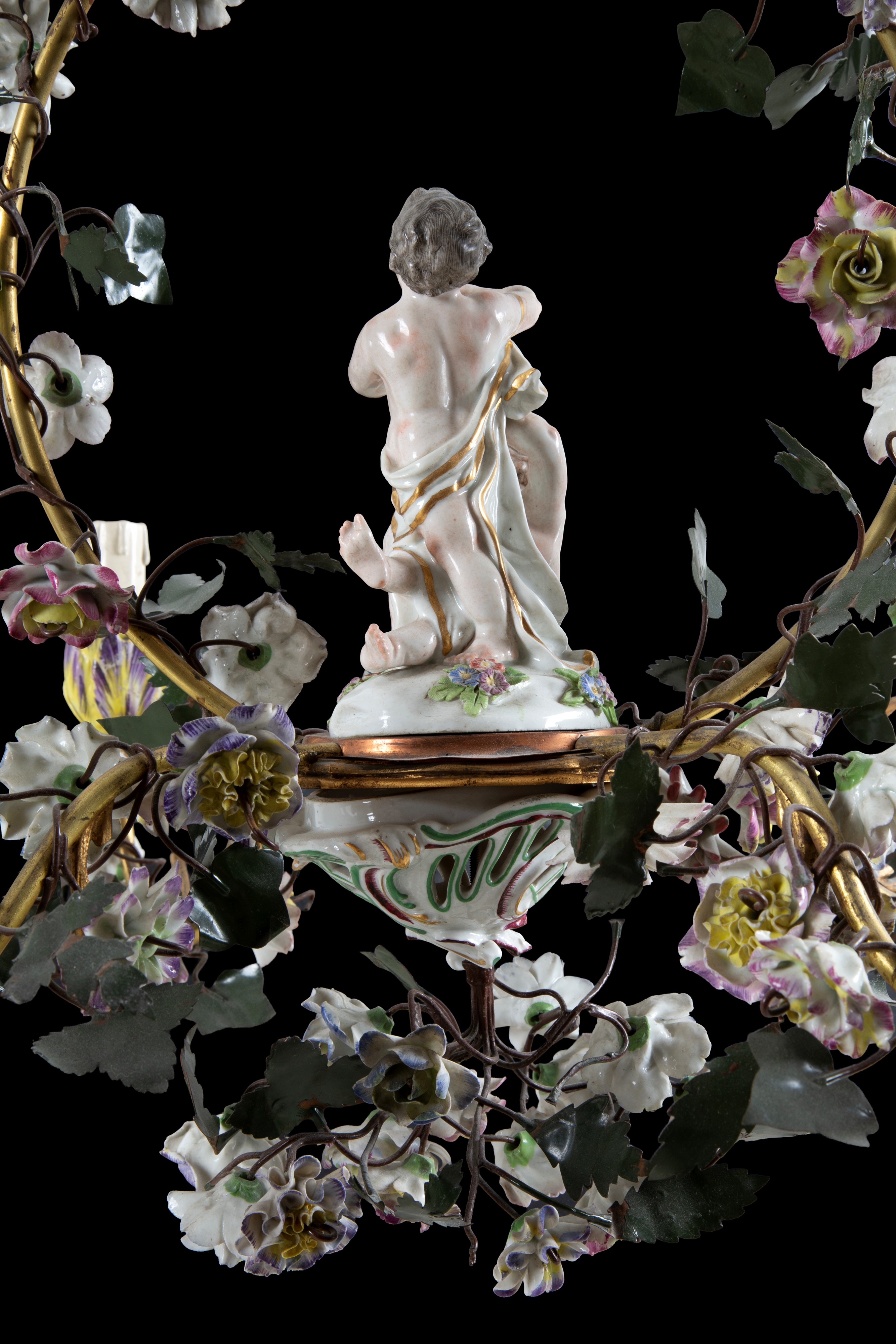 Lampadario a quattro luci, ottone, fiori e putti in porcellana policroma (XIX secolo)