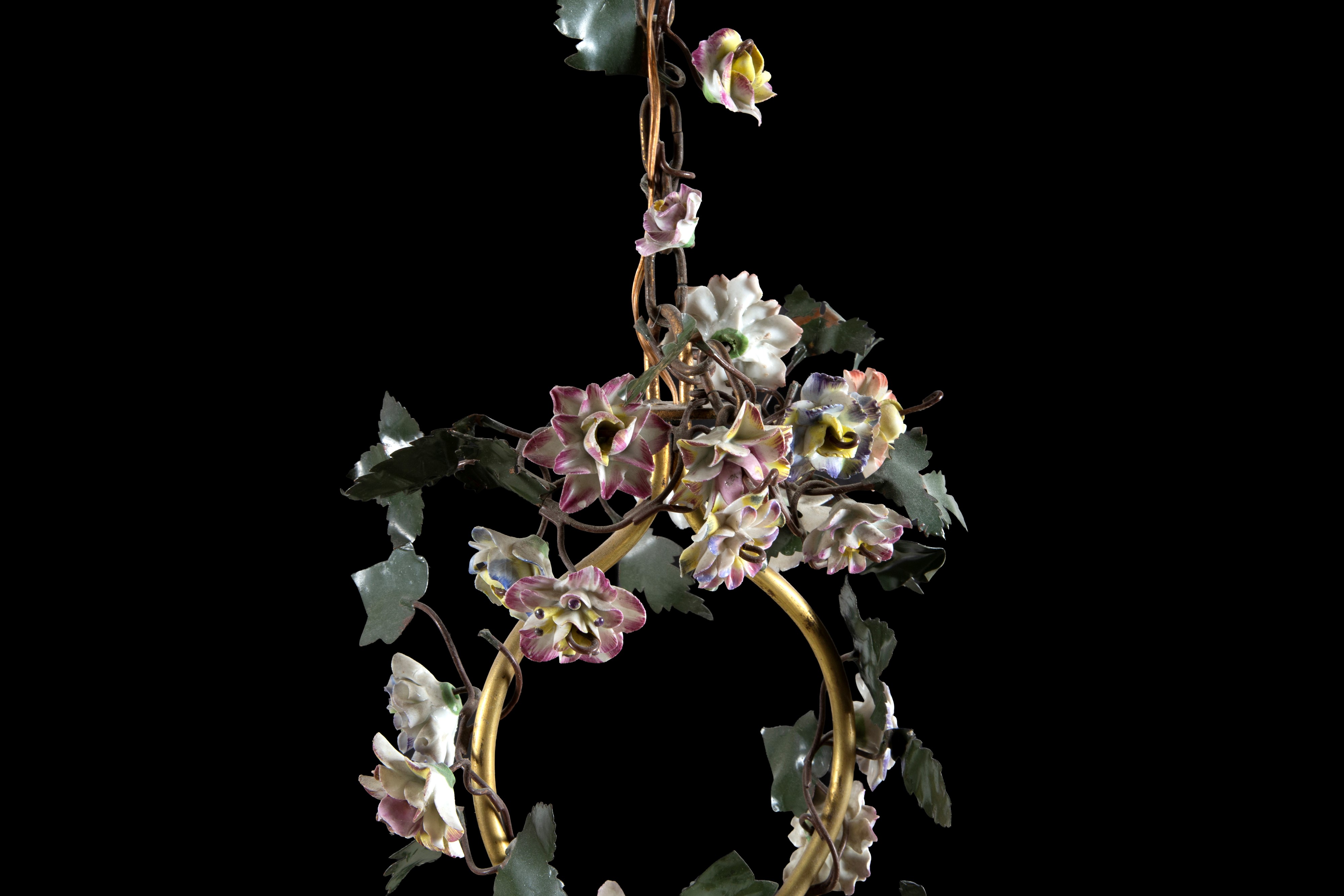 Lampadario a quattro luci, ottone, fiori e putti in porcellana policroma (XIX secolo)