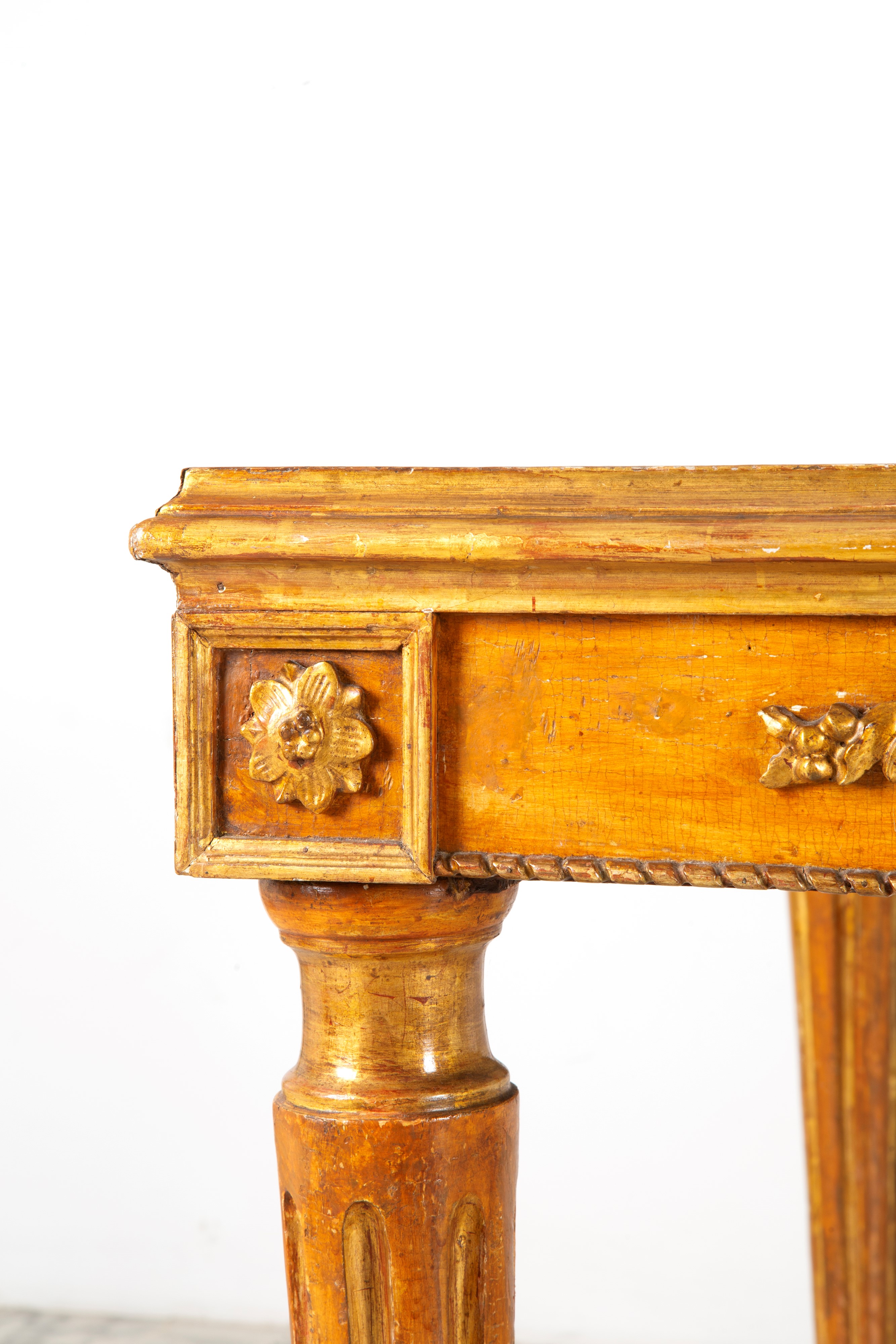 XIX secolo, Tavolo con piano in marmo giallo e struttura in legno laccato e dorato