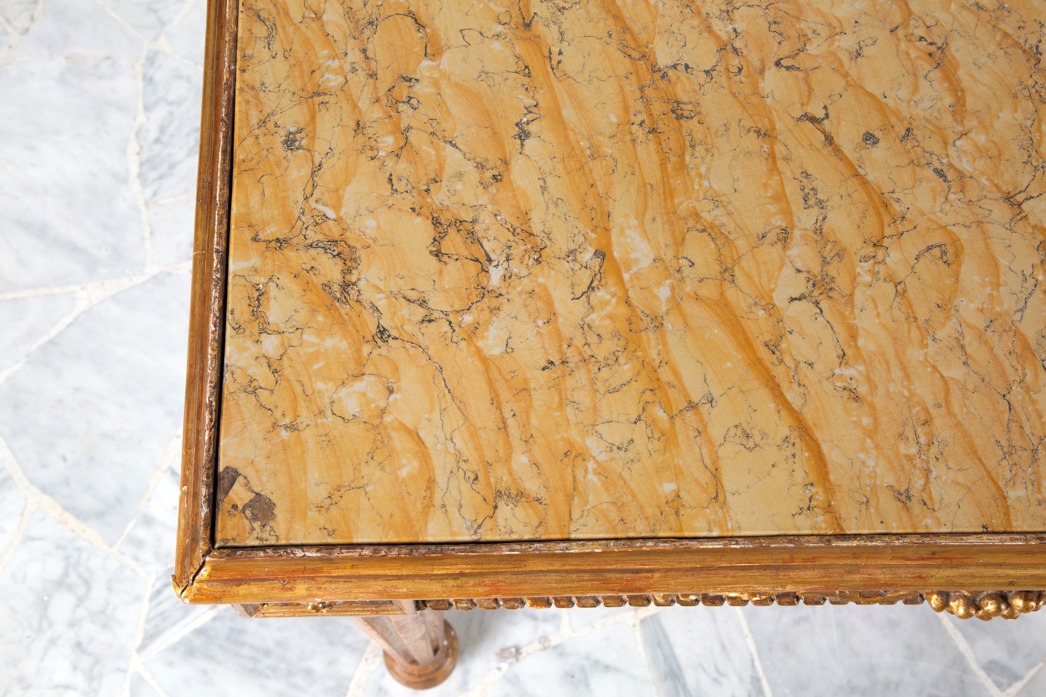 XIX secolo, Tavolo con piano in marmo giallo e struttura in legno laccato e dorato