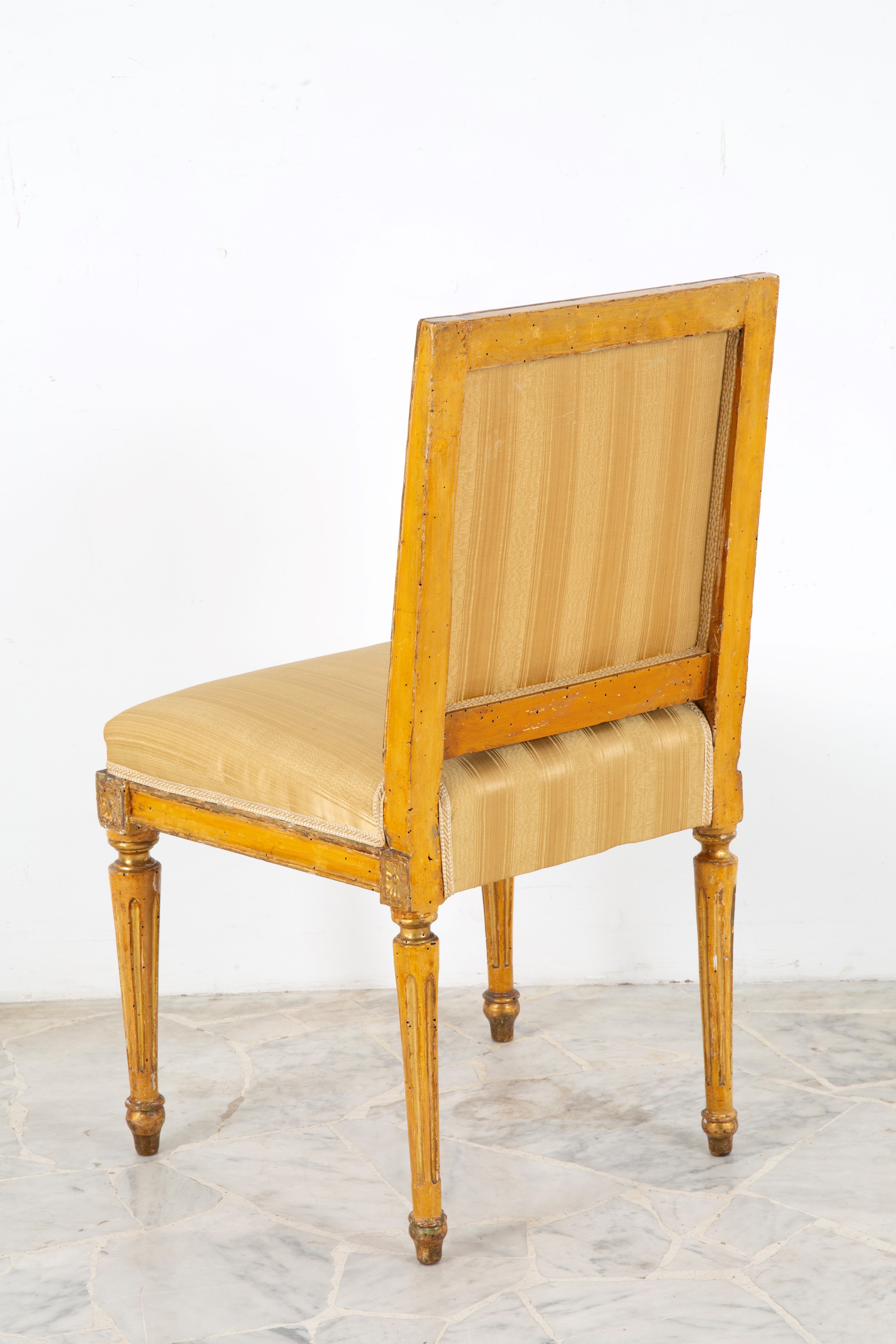 Otto sedie, legno laccato e dorato con seduta e schienale imbottiti rivestiti in raso, XIX secolo