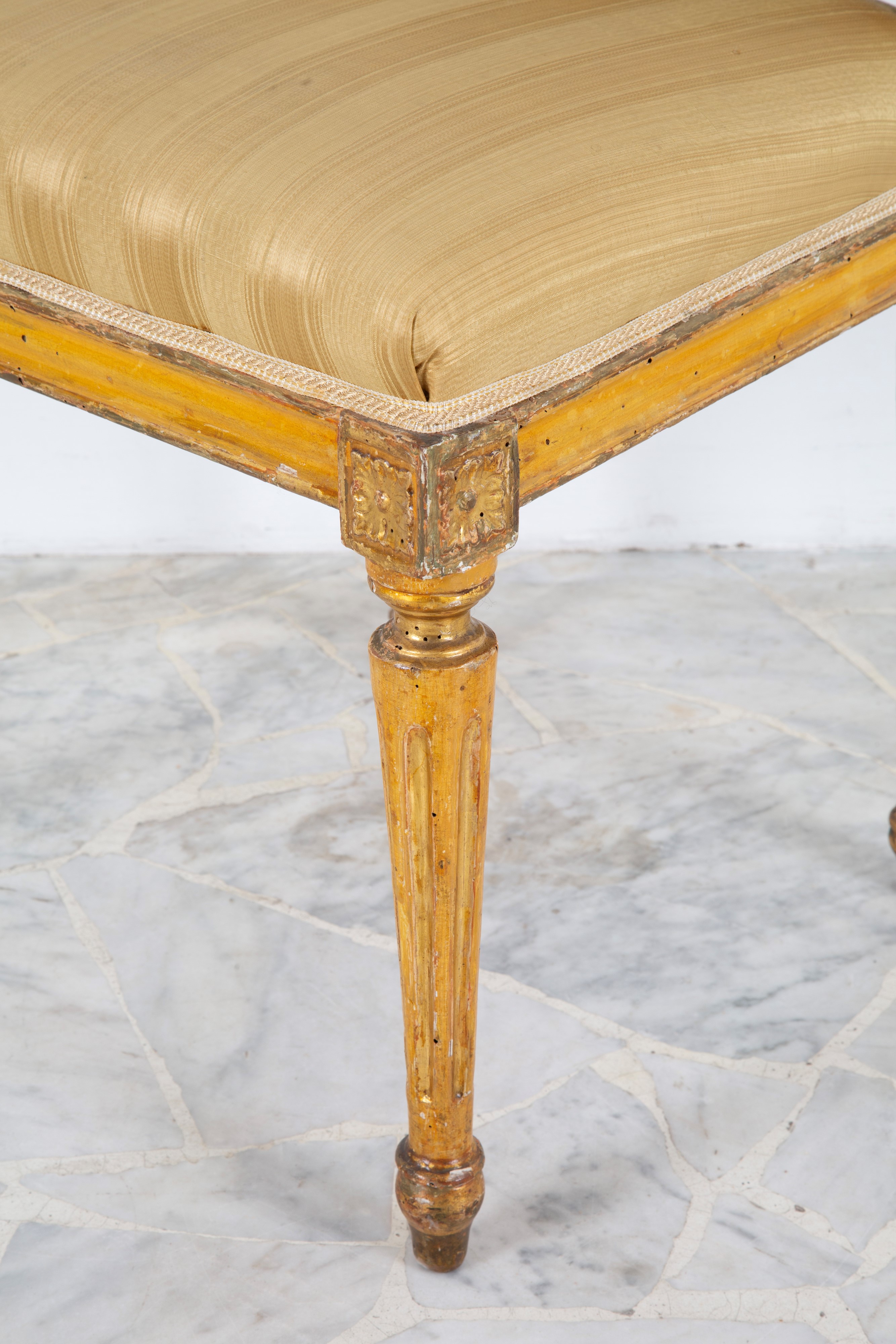 Otto sedie, legno laccato e dorato con seduta e schienale imbottiti rivestiti in raso, XIX secolo