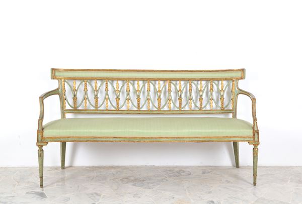 Divanetto laccato verde