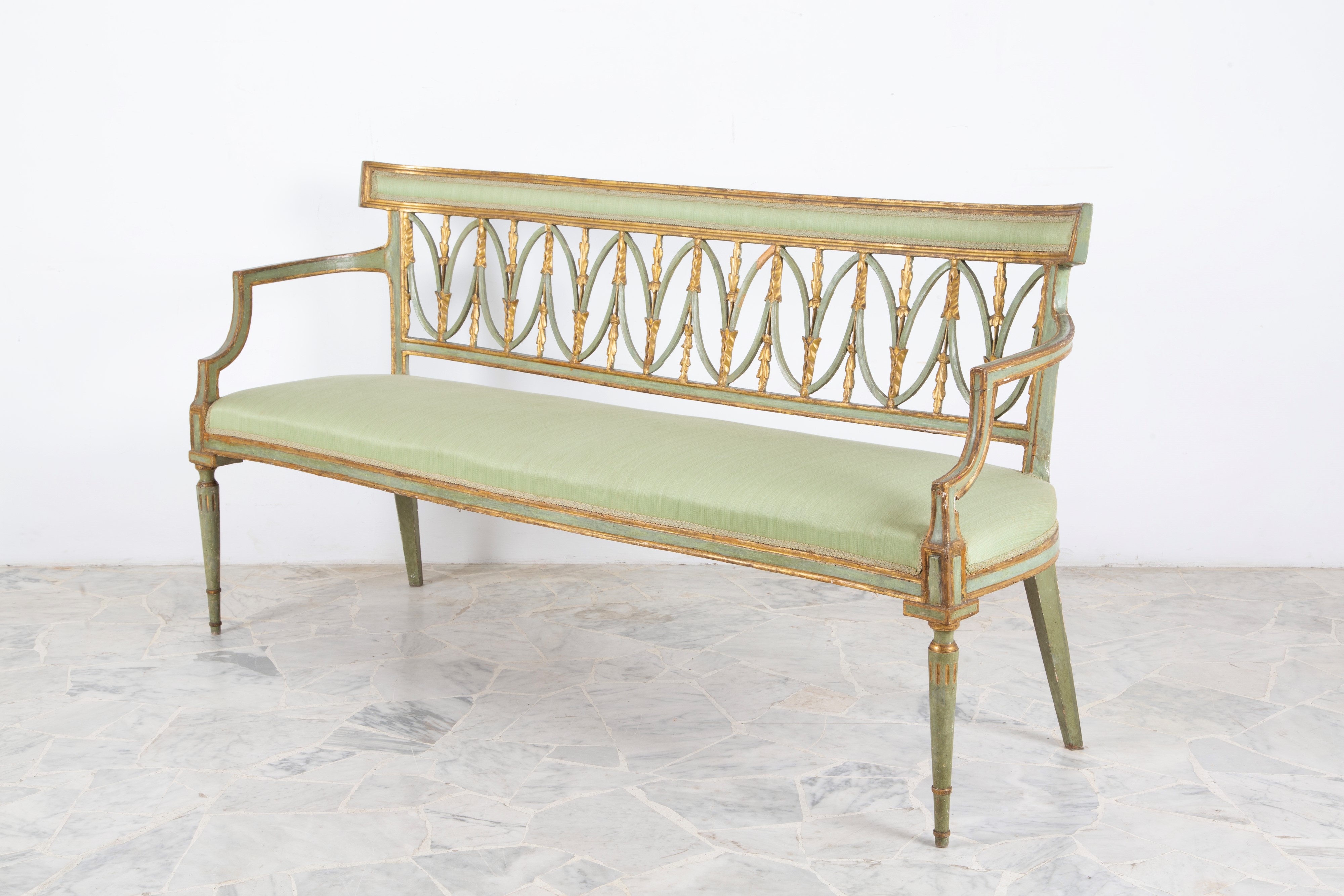 Divanetto, legno laccato verde e dorato con cartelle traforate (Direttorio)