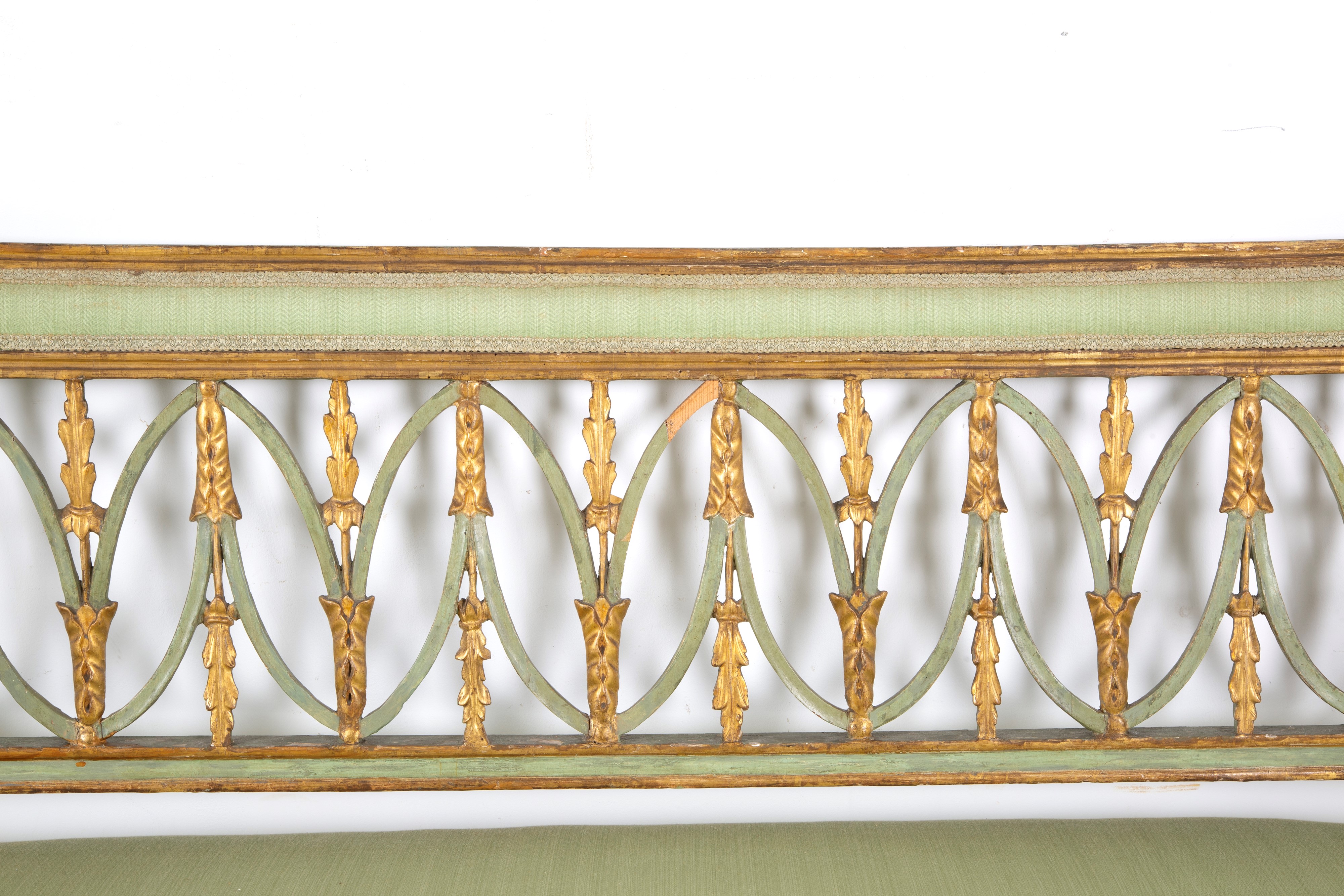 Divanetto, legno laccato verde e dorato con cartelle traforate (Direttorio)
