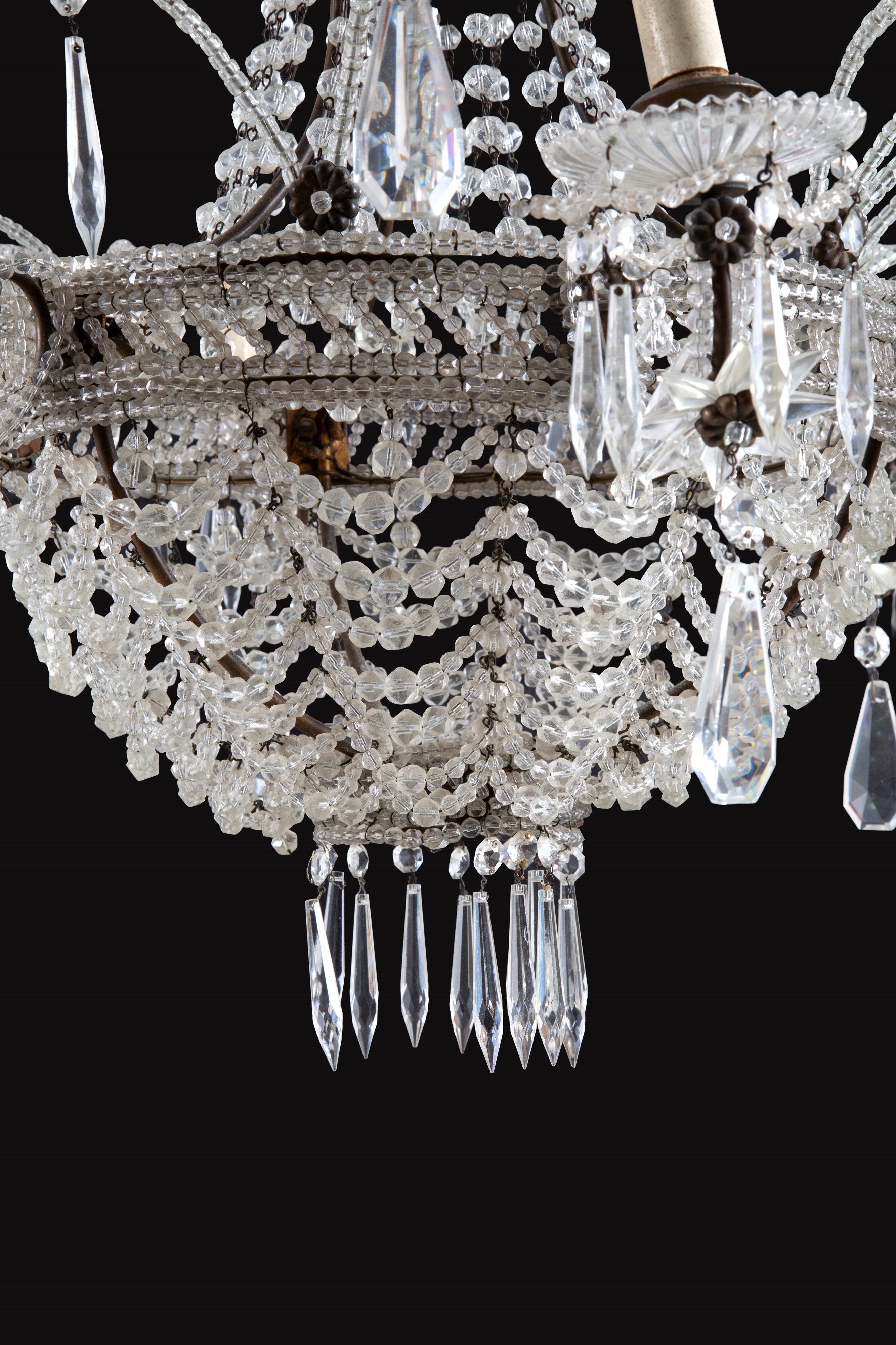 Lampadario a sei luci a cestello, ferro con perline e pendenti in vetro (fine XIX-inizi XX secolo...