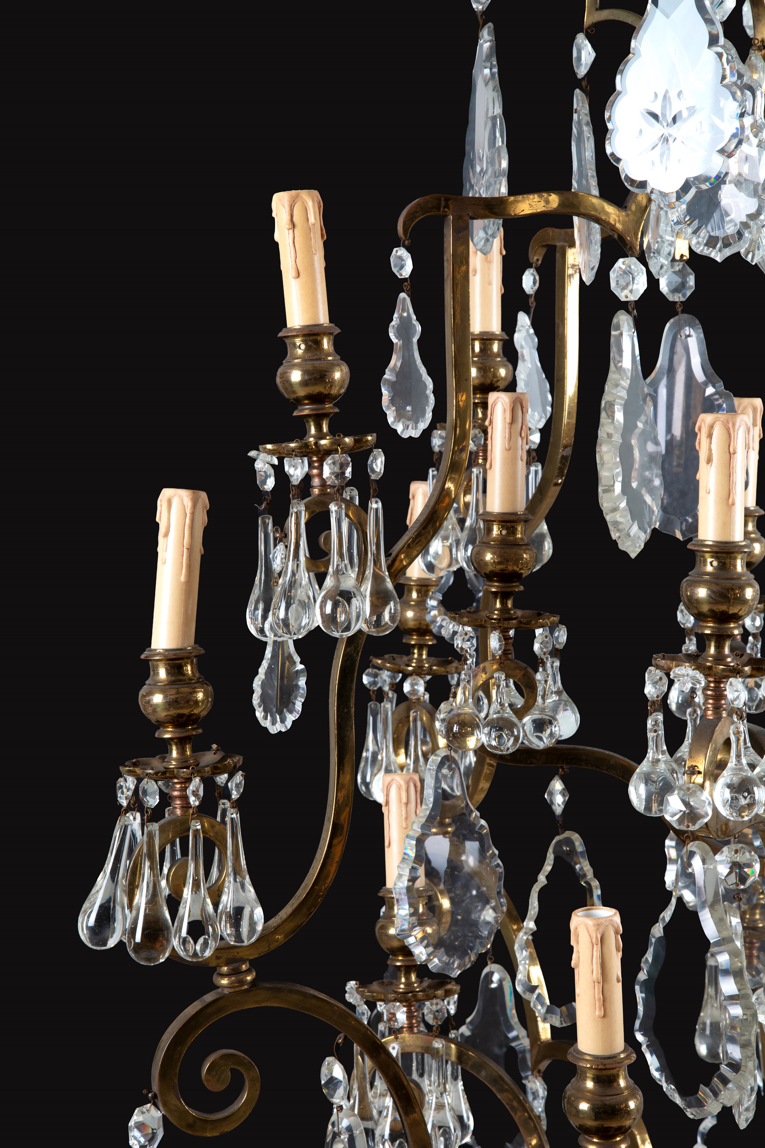 Lampadario monumentale in ottone e cristallo con pendenti, XIX secolo
