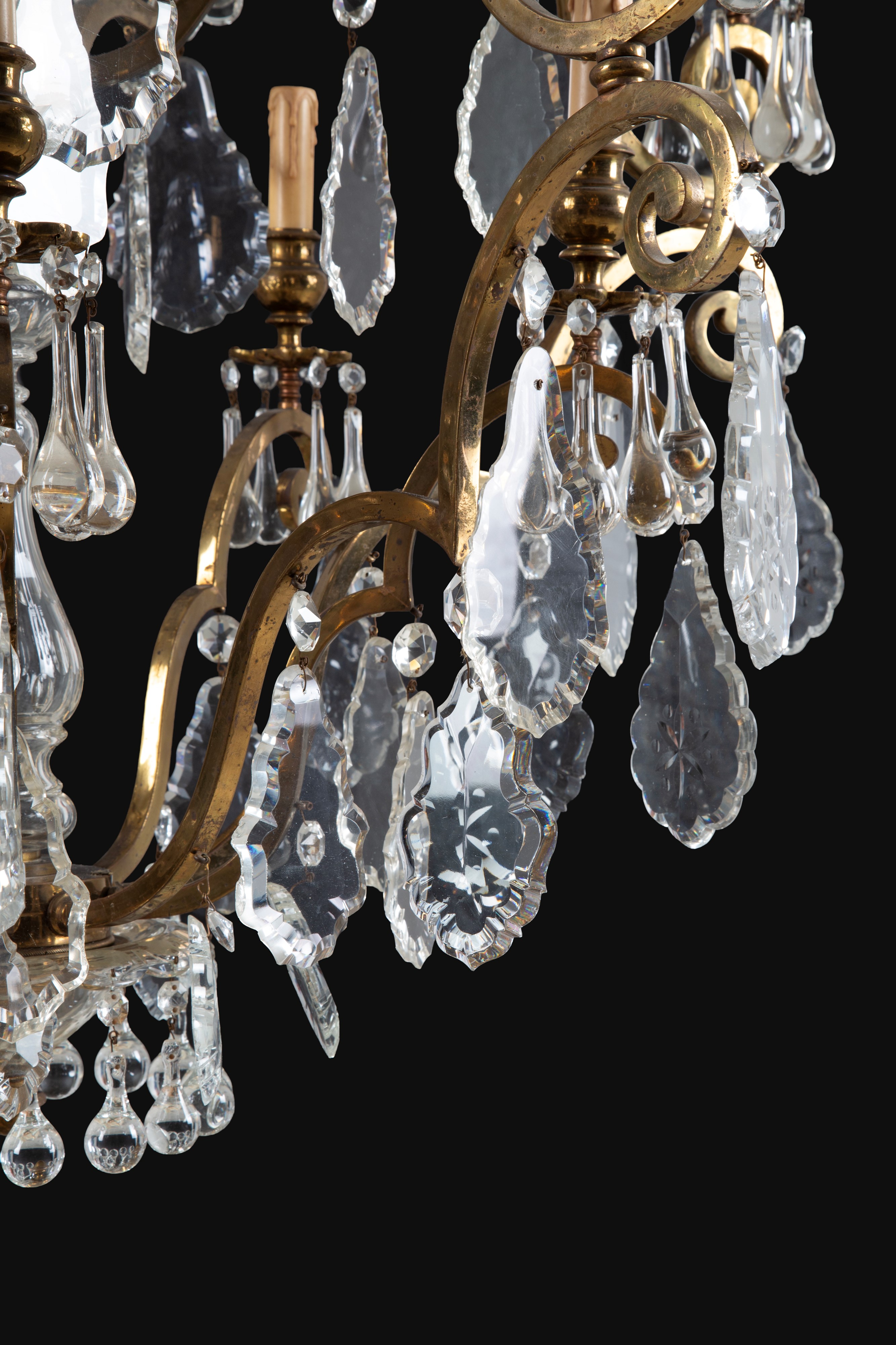Lampadario monumentale in ottone e cristallo con pendenti, XIX secolo