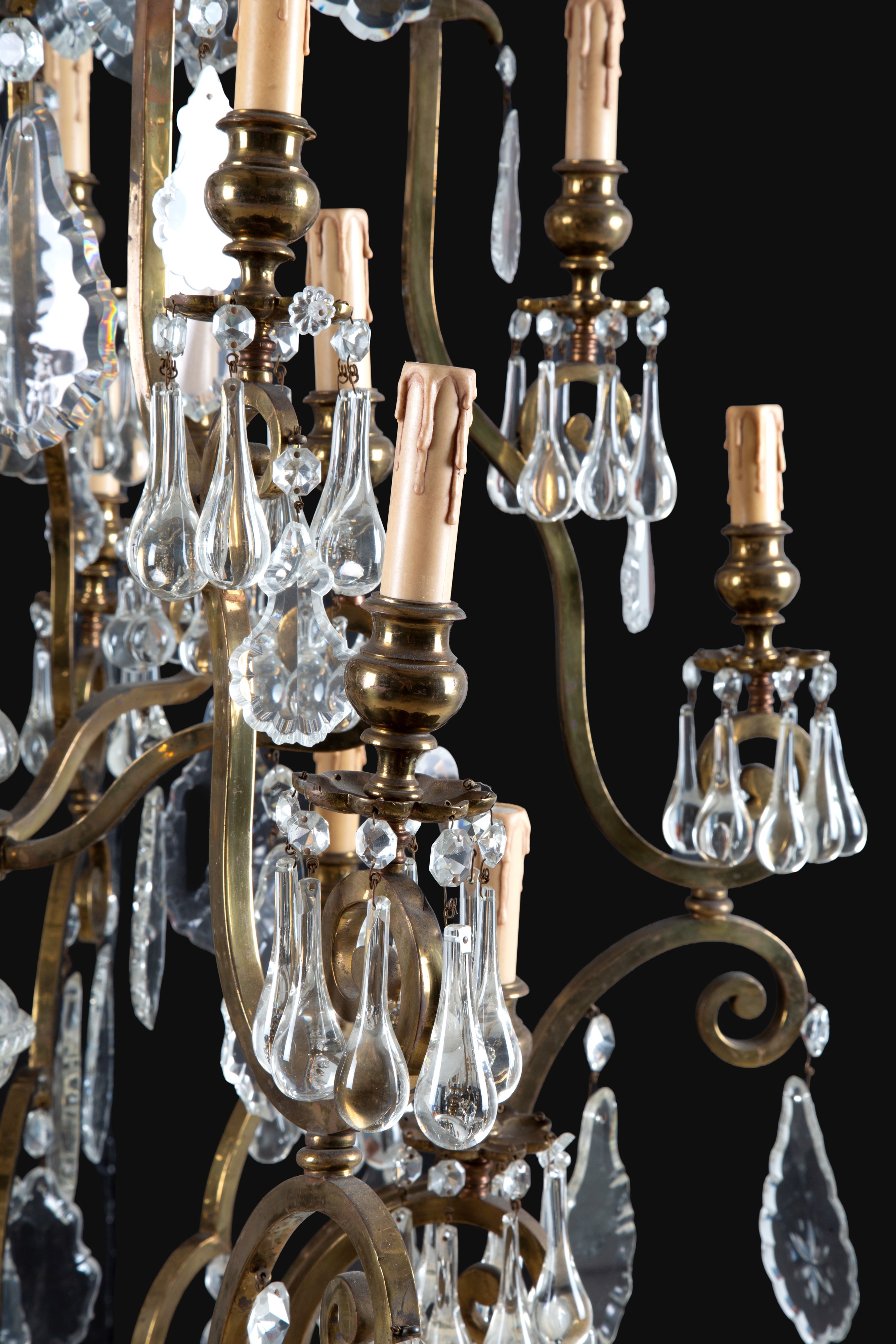 Lampadario monumentale in ottone e cristallo con pendenti, XIX secolo