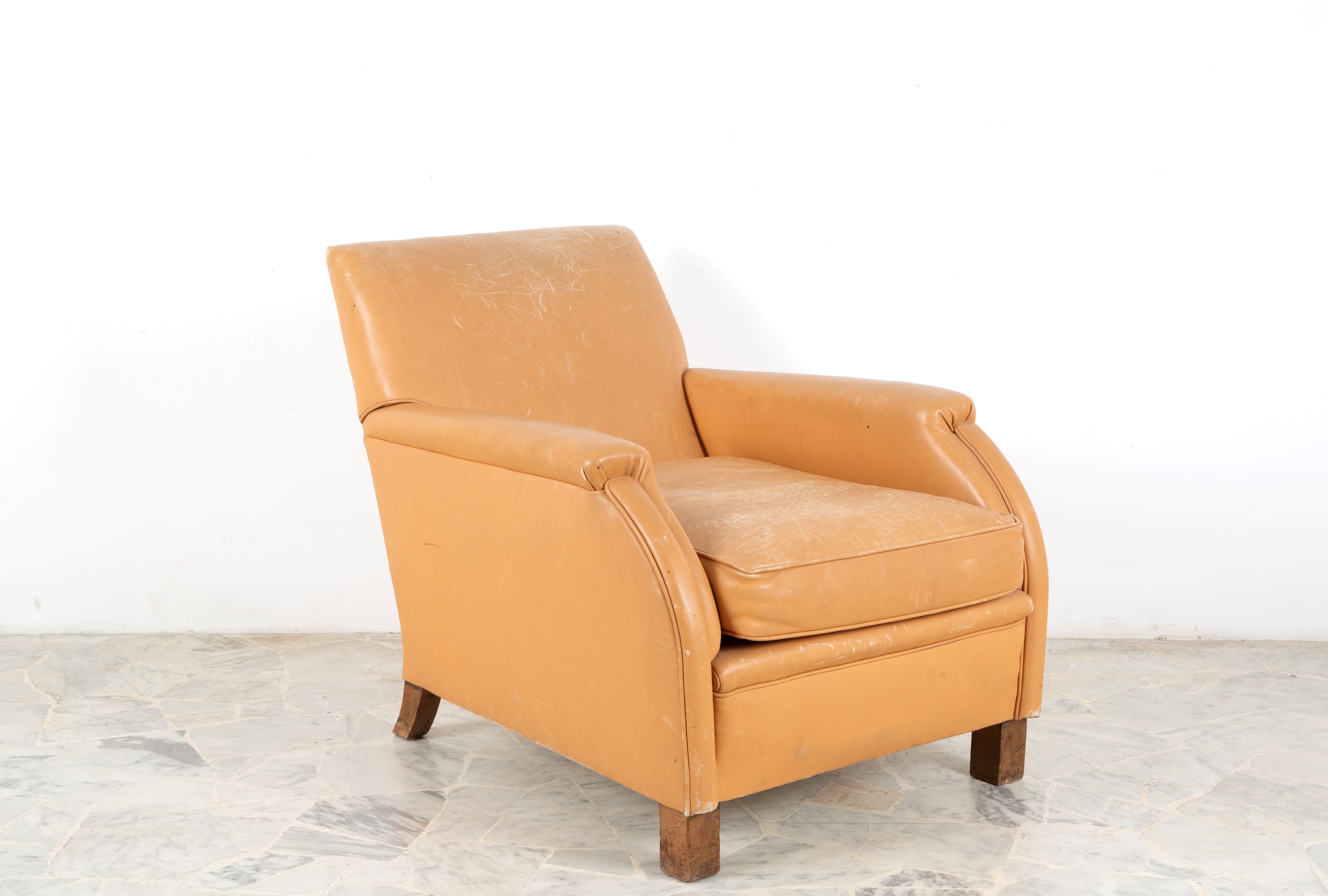 Poltrona in pelle beige con struttura in legno, anni '80