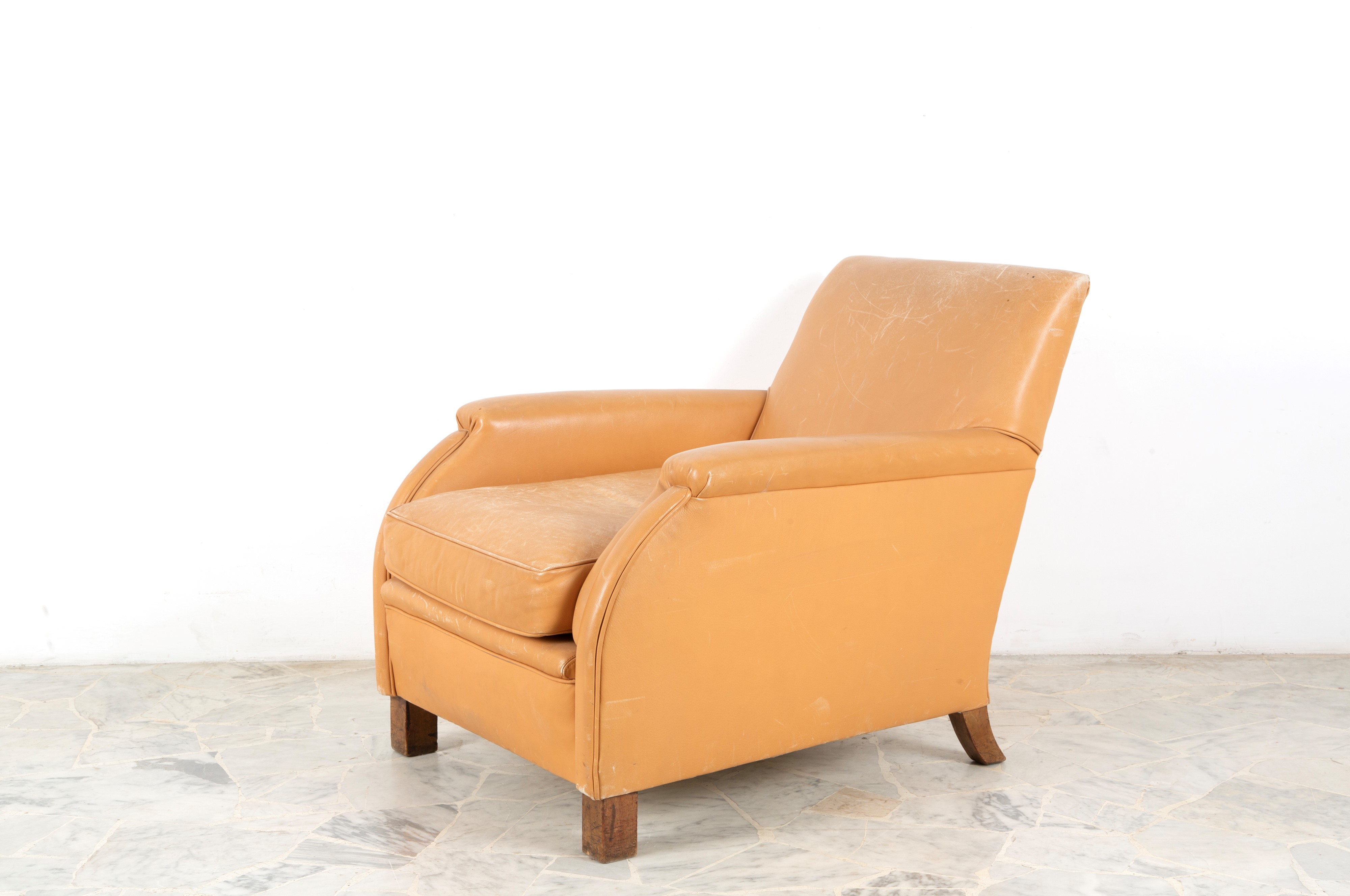 Poltrona in pelle beige con struttura in legno, anni '80