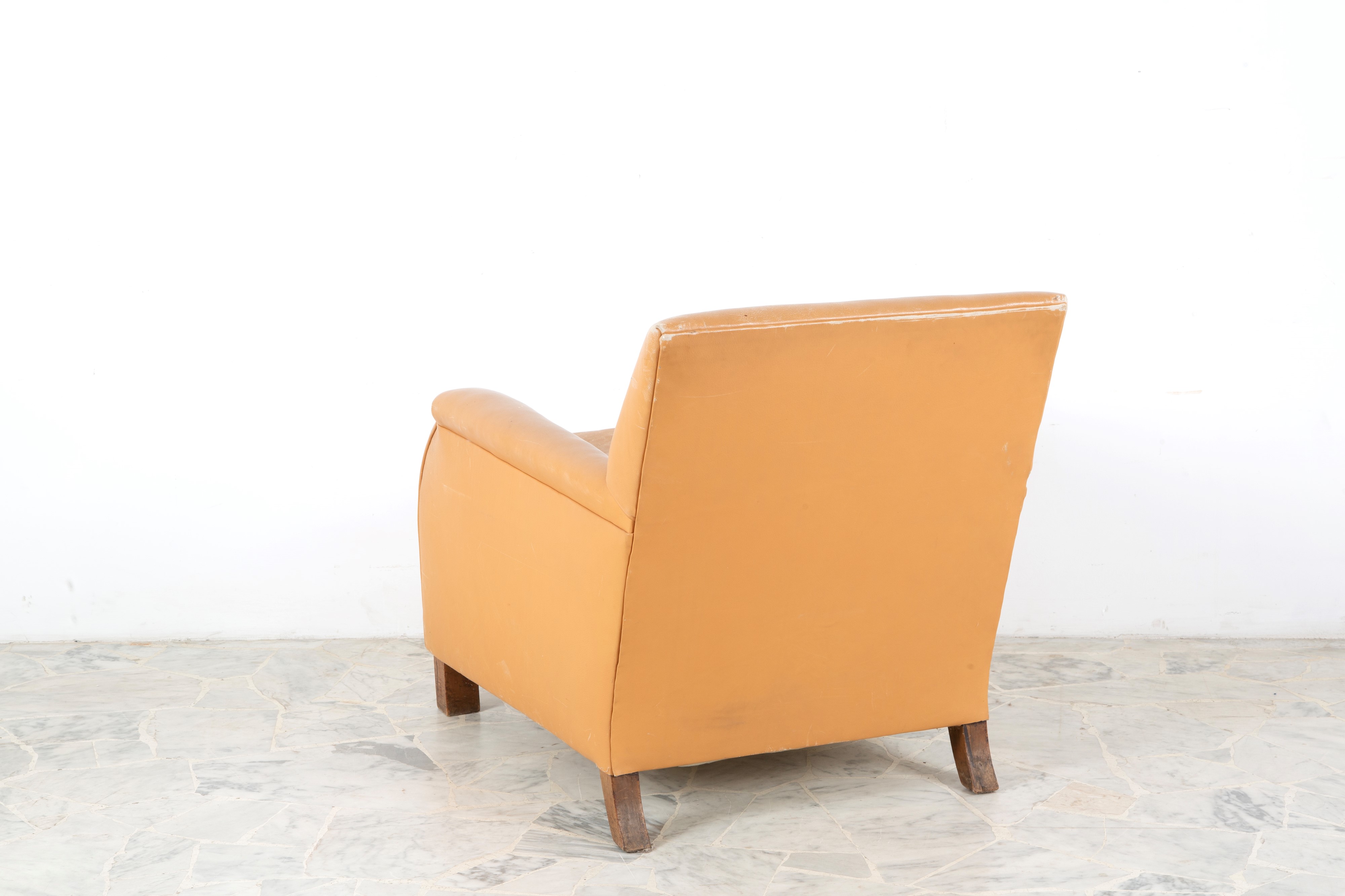 Poltrona in pelle beige con struttura in legno, anni '80