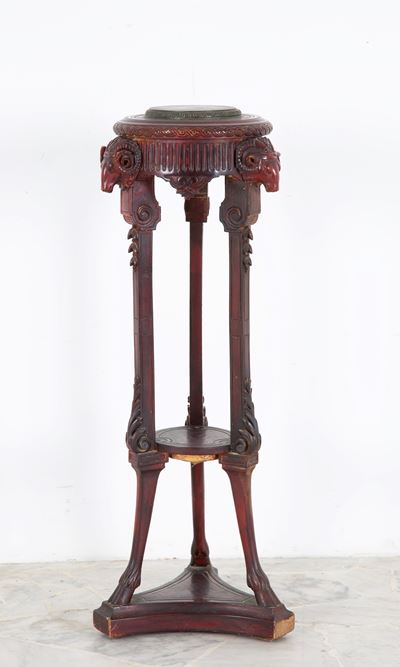 Gueridon scolpito in legno tinto con teste d’ariete e piano in bronzo, XIX secolo