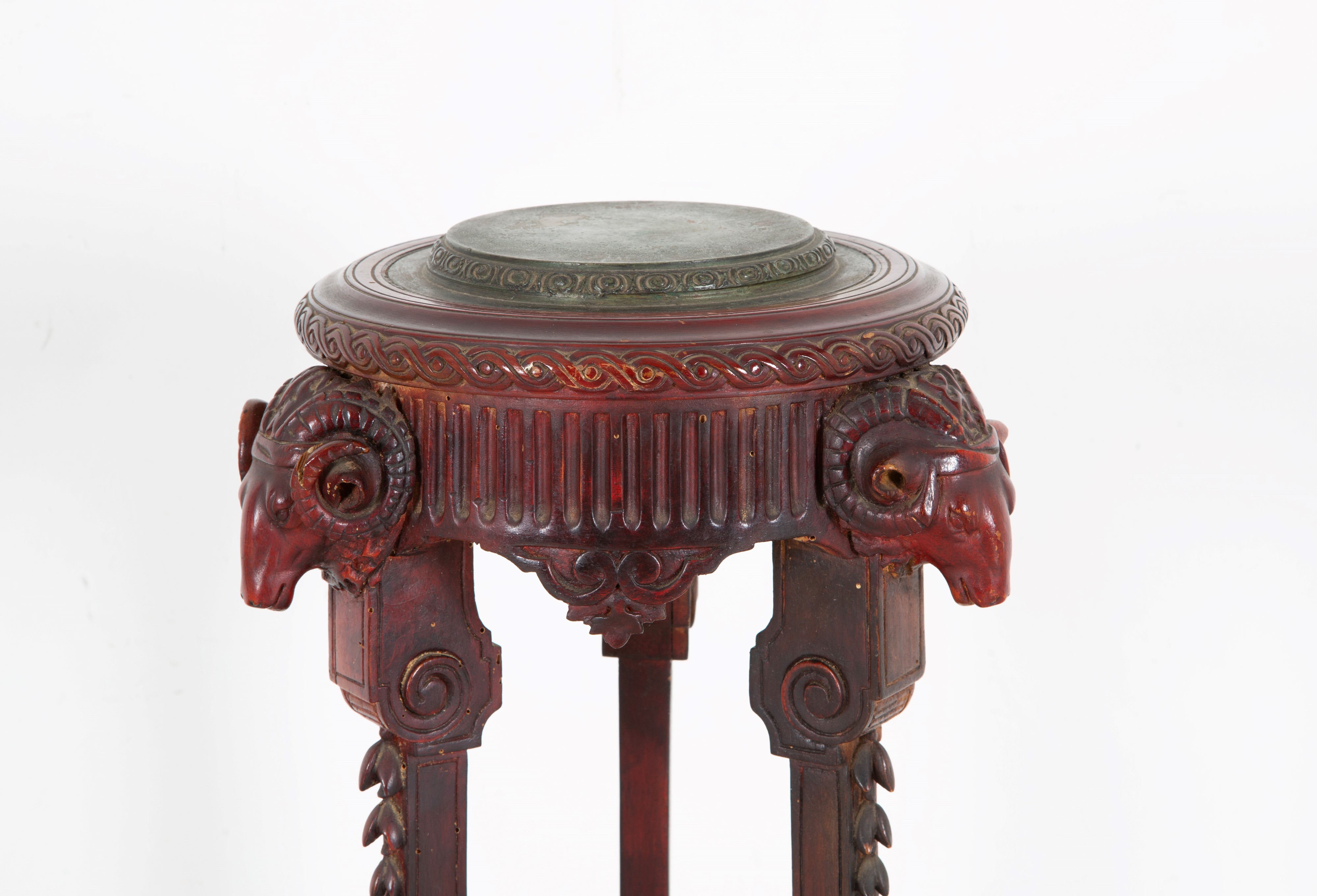 Gueridon scolpito in legno tinto con teste d’ariete e piano in bronzo, XIX secolo