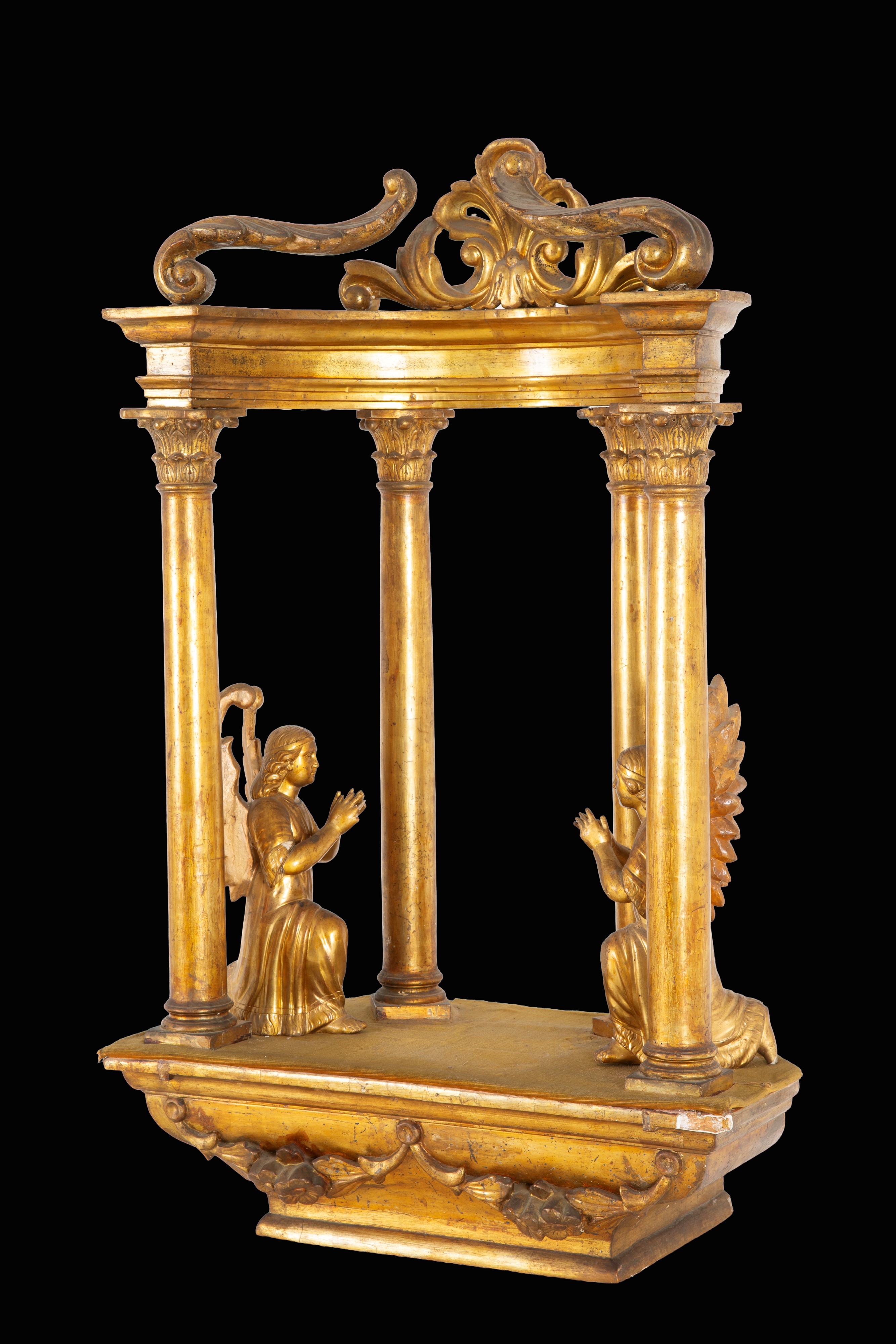 Altarino a tempietto, legno scolpito e dorato (XVIII secolo)