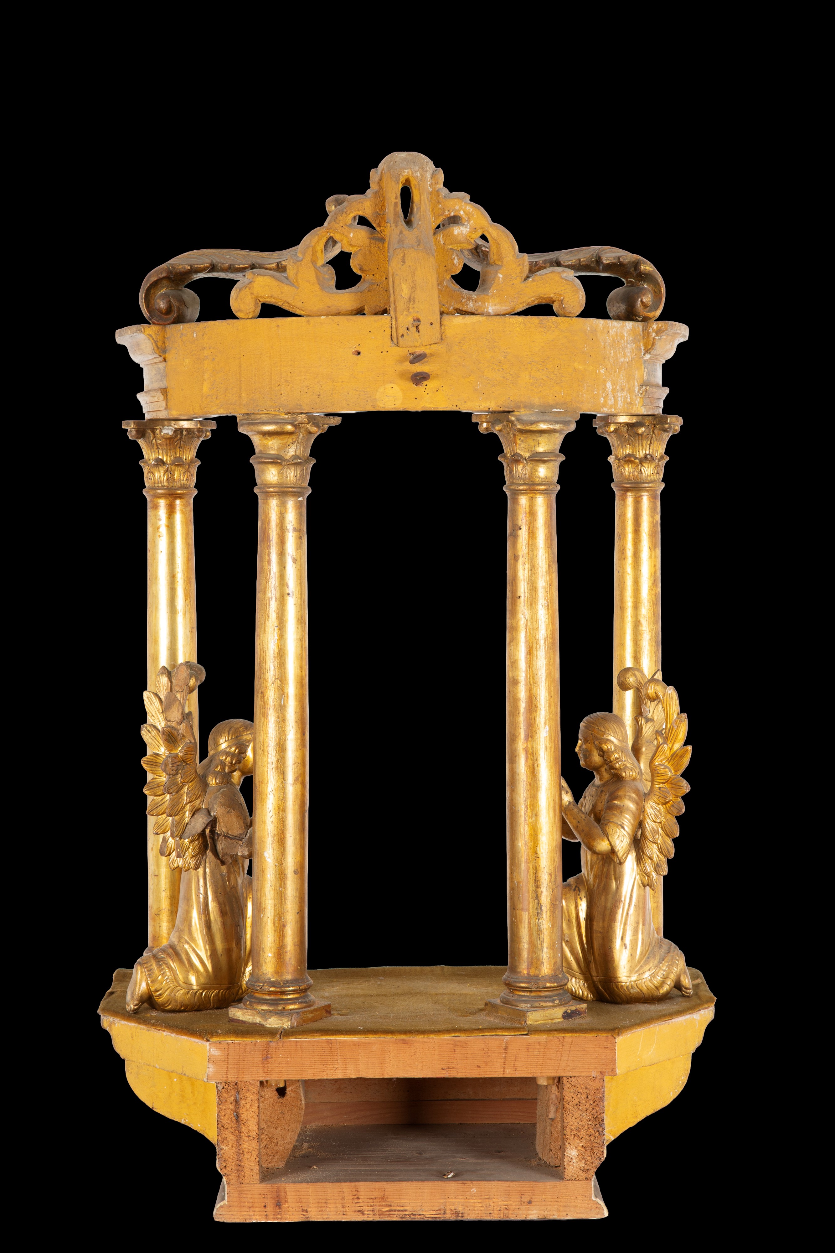 Altarino a tempietto, legno scolpito e dorato (XVIII secolo)