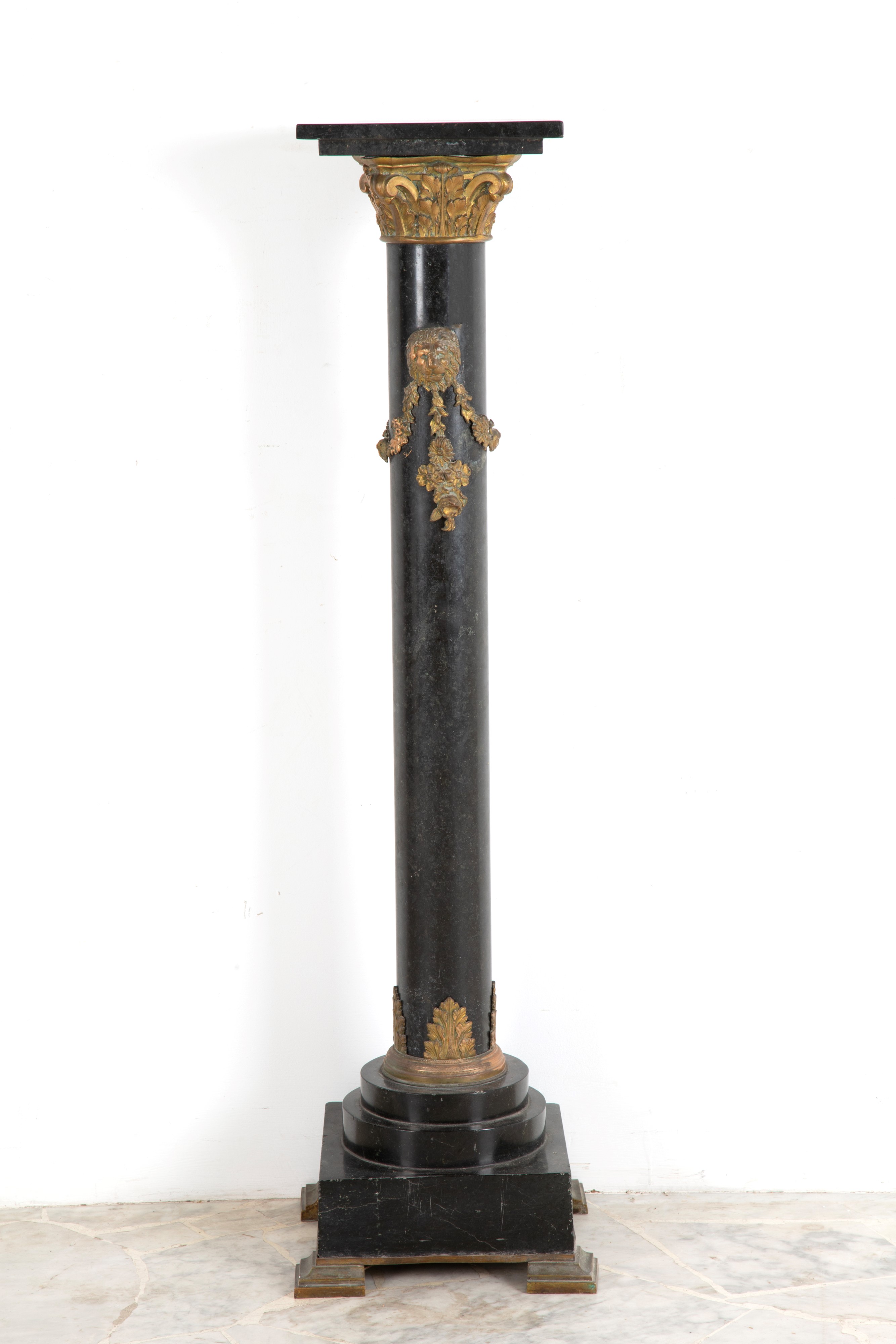 Colonna in marmo nero con guarnizioni in bronzo dorato, seconda metà del XIX secolo
