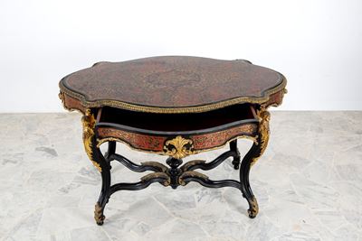 Tavolo Boulle a biscotto in legno ebanizzato, ottone e bronzo dorato