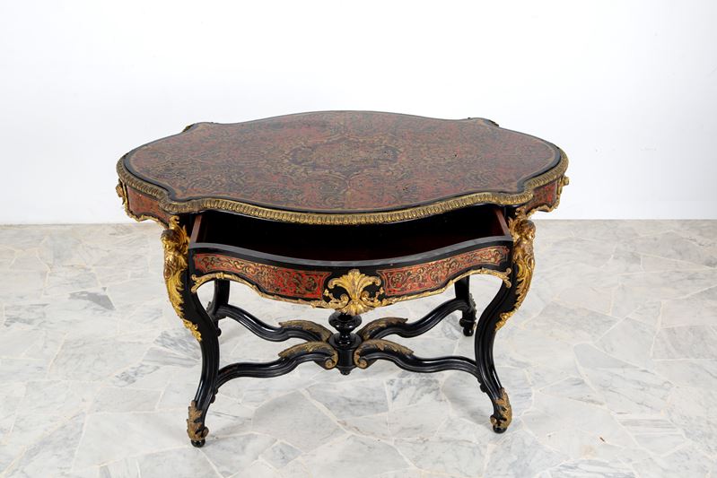 Tavolo Boulle a biscotto in legno ebanizzato, ottone e bronzo dorato