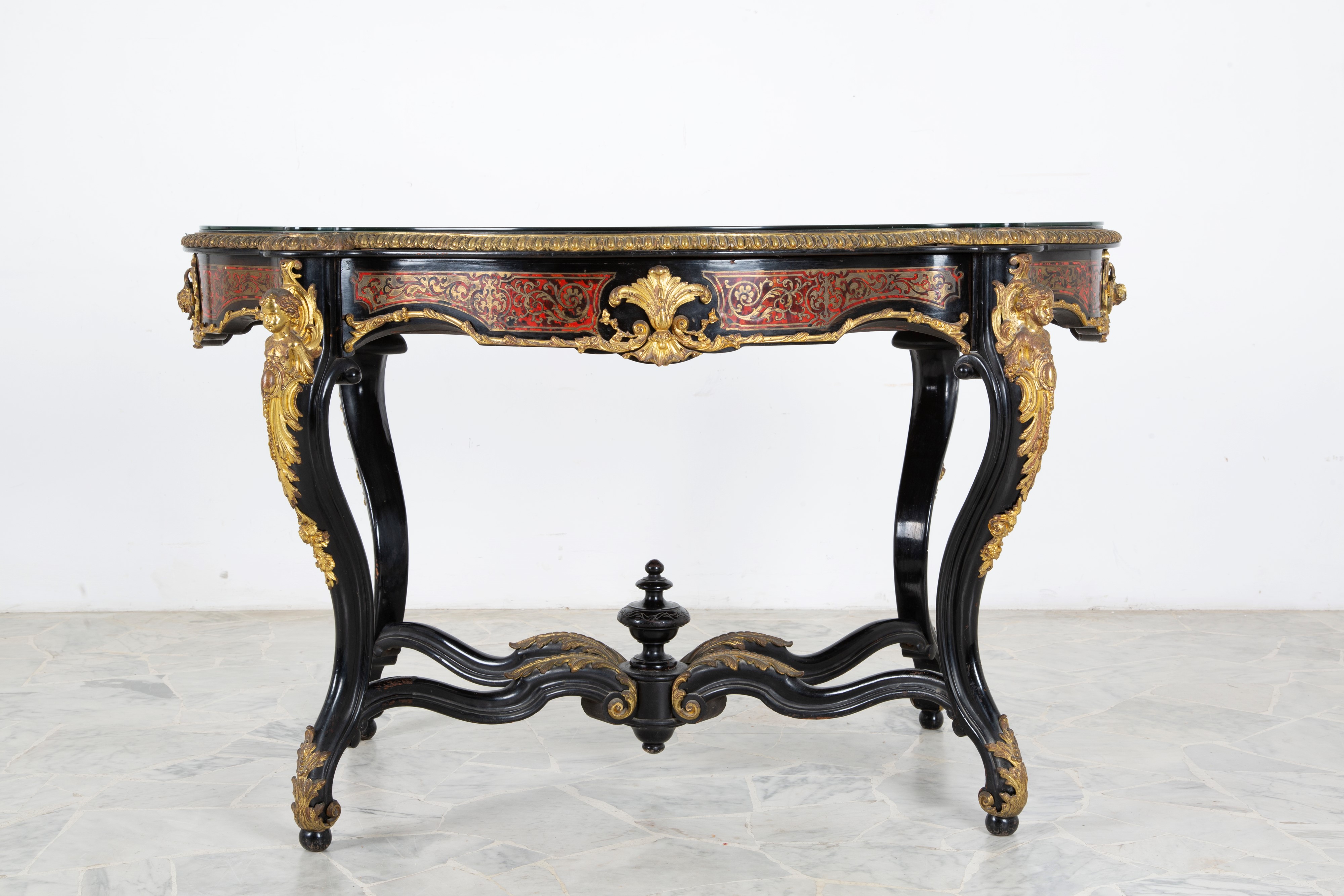 Tavolo Boulle a biscotto in legno ebanizzato, ottone e bronzo dorato