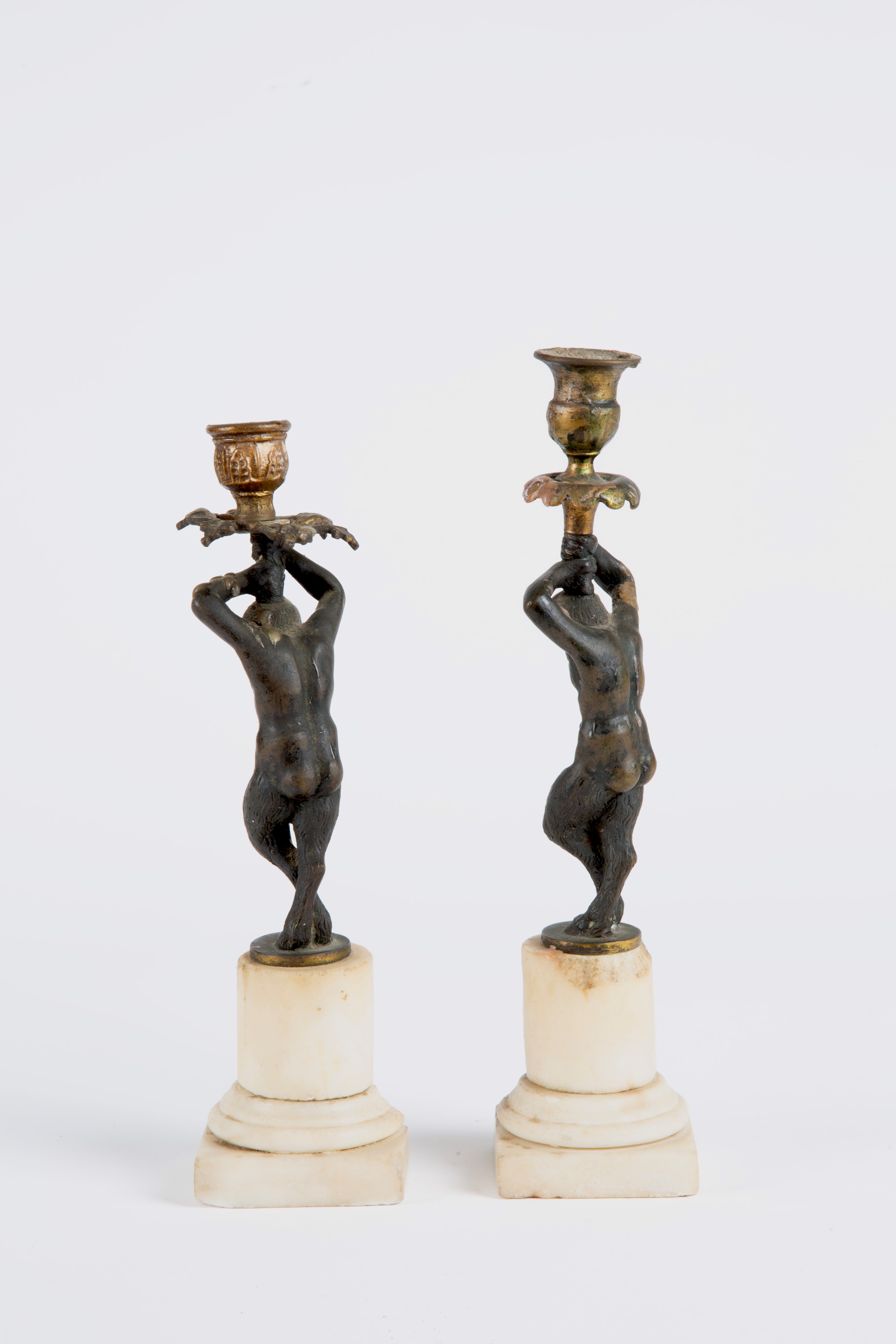 Coppia di candelieri con satiri, bronzo e marmo bianco (XVII secolo)