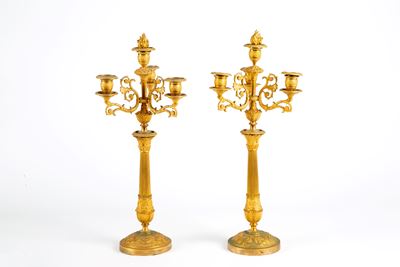Coppia di candelabri a quattro fiamme, bronzo cesellato e dorato, XIX secolo