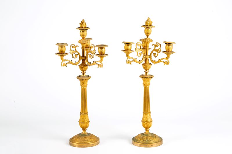 Coppia di candelabri a quattro fiamme, bronzo cesellato e dorato,  XIX secolo
