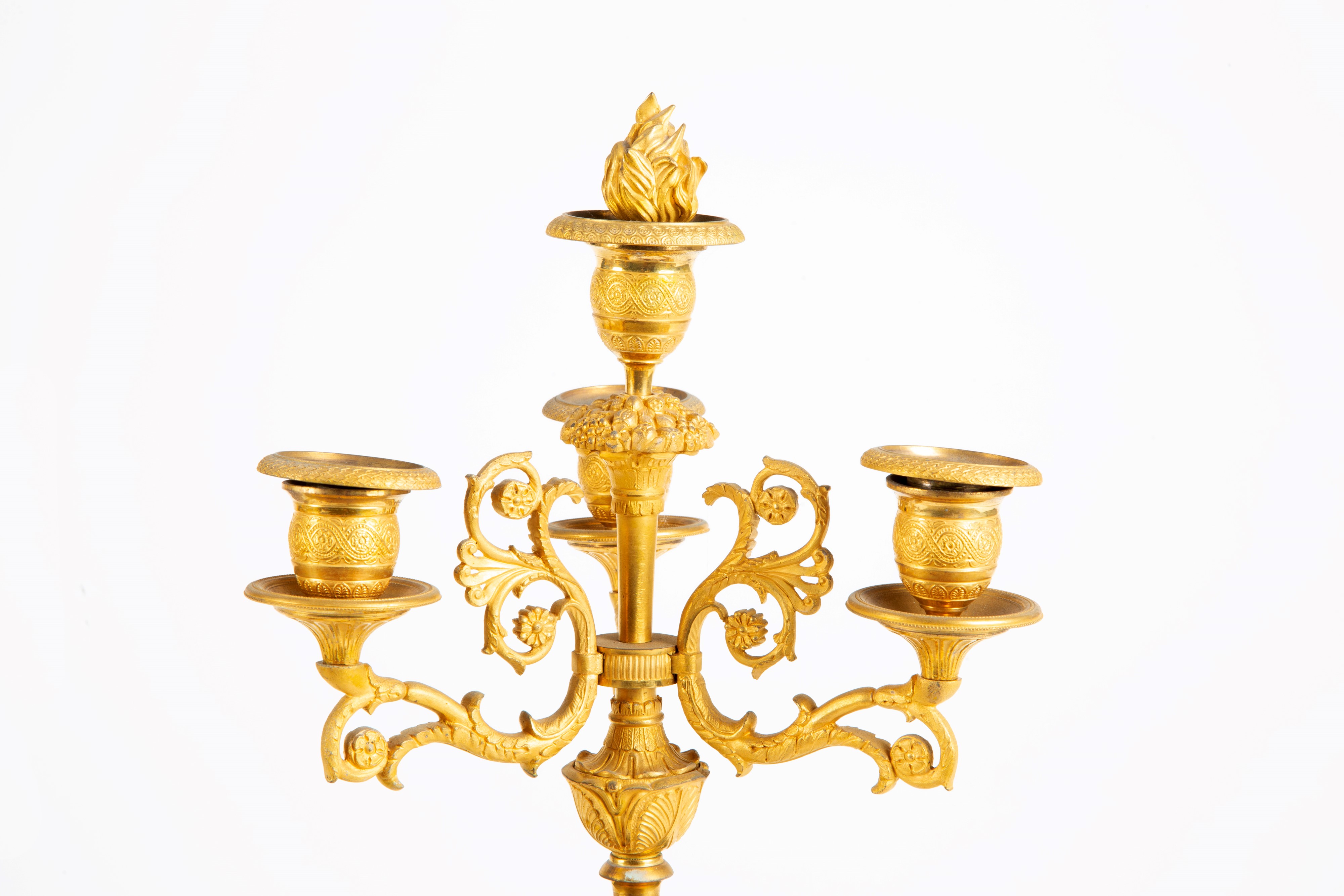 Coppia di candelabri a quattro fiamme, bronzo cesellato e dorato,  XIX secolo