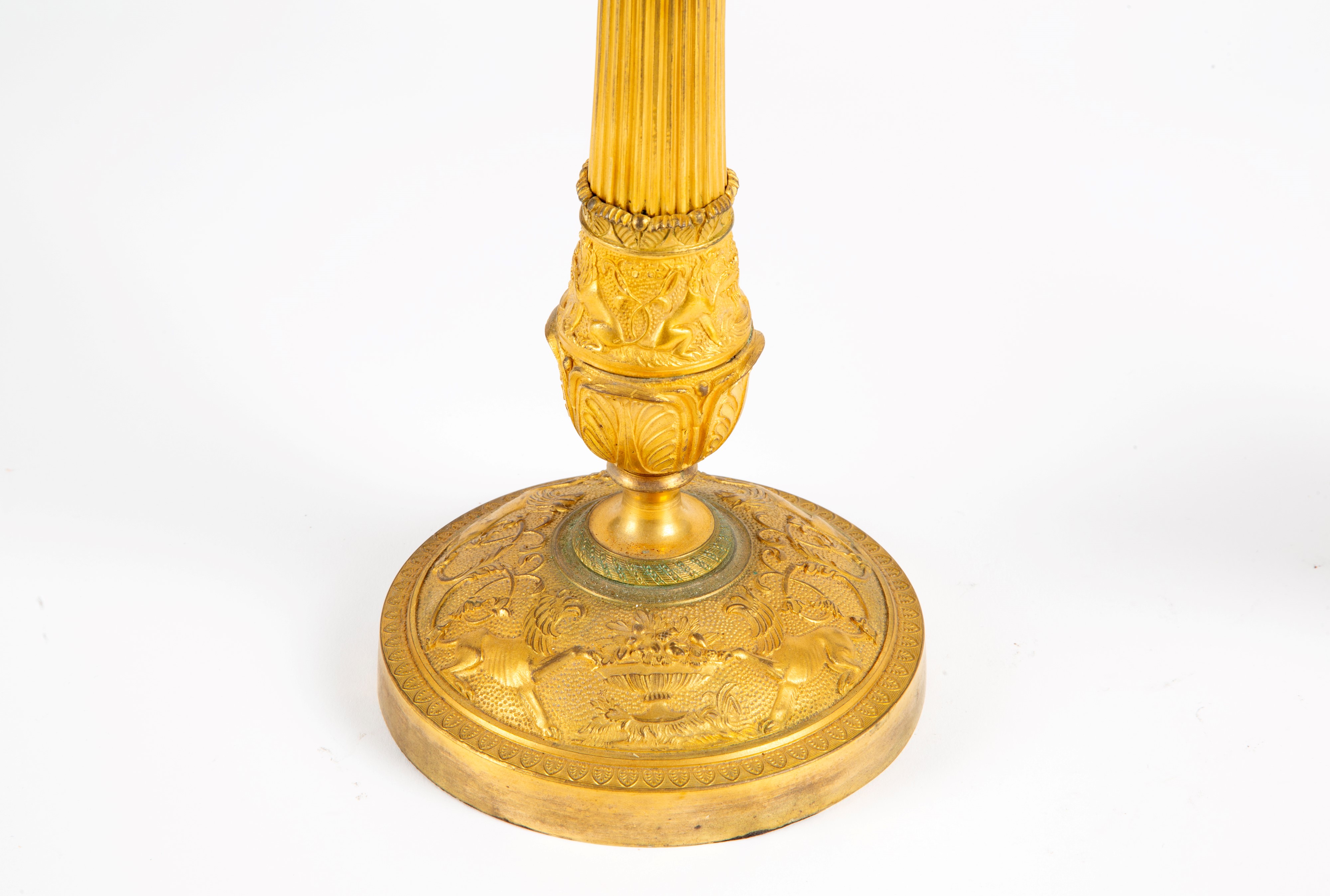 Coppia di candelabri a quattro fiamme, bronzo cesellato e dorato,  XIX secolo