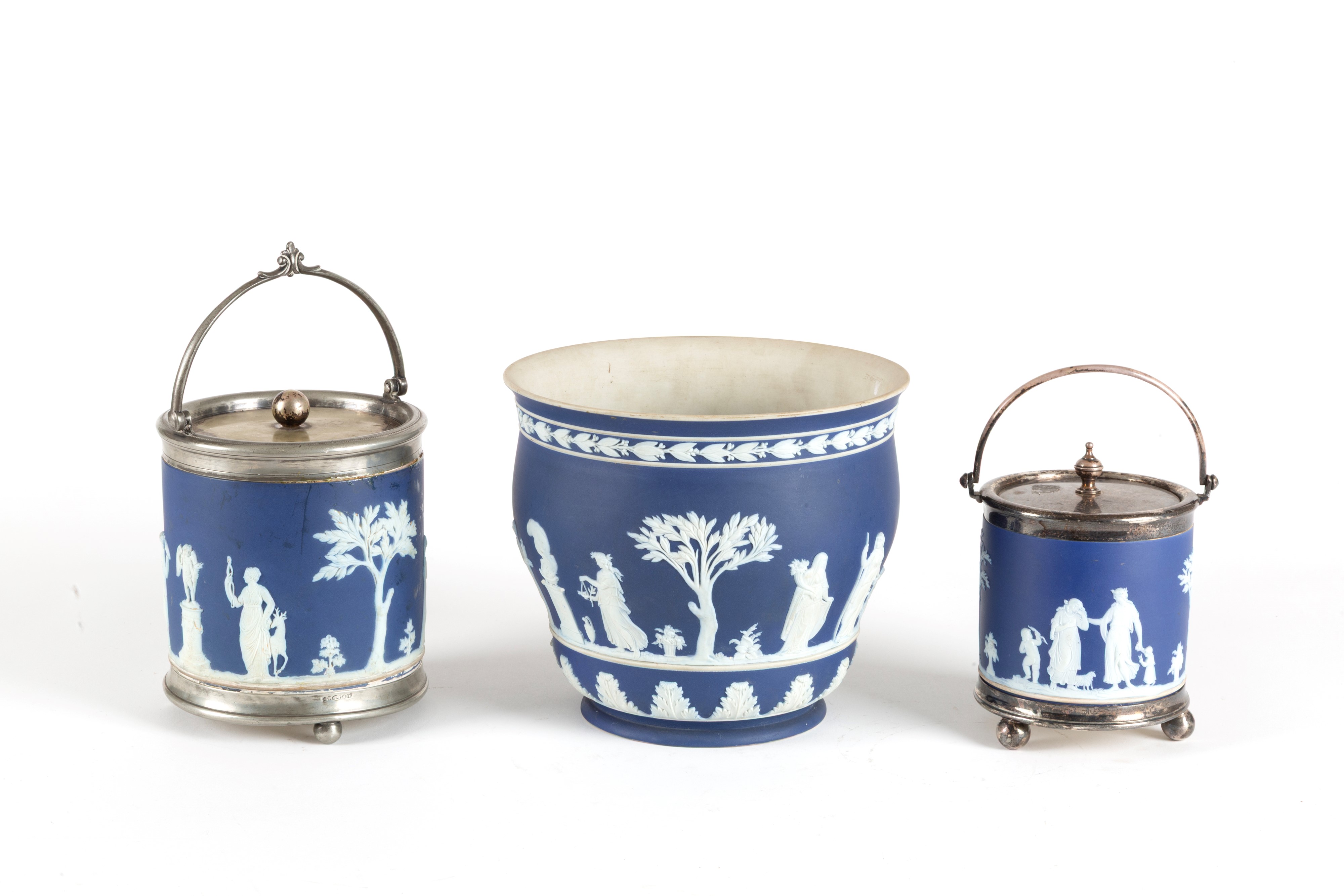 WEDGWOOD, Due scatole cilindriche e un cachepot in biscuit bianco e blu cobalto con elementi in S...